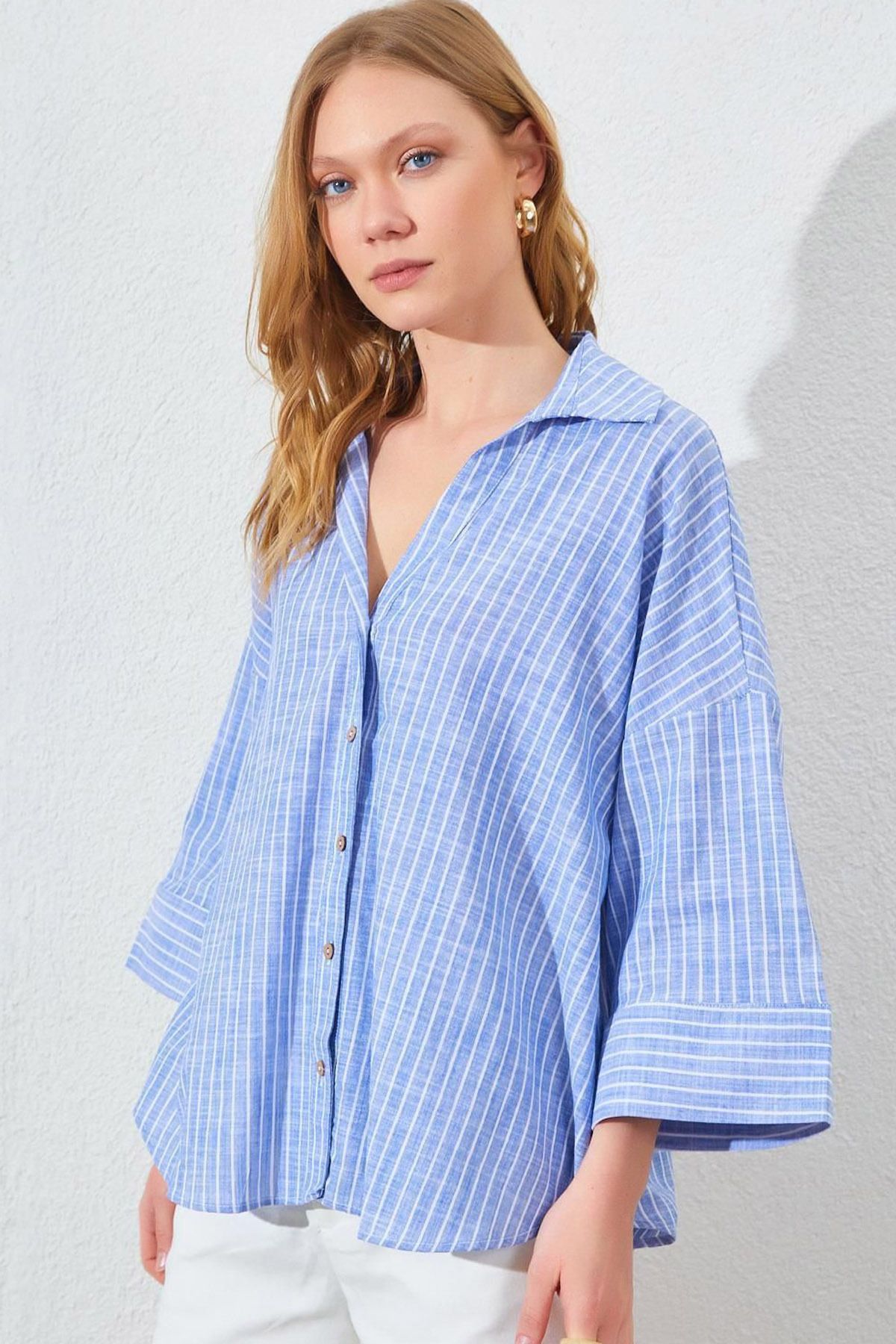 Ottawe Relaxed Fit Rahat Kesim Geniş Duble Kollu Düğme Kapama Çizgili V Gömlek Yaka Oversize Casual Gömlek