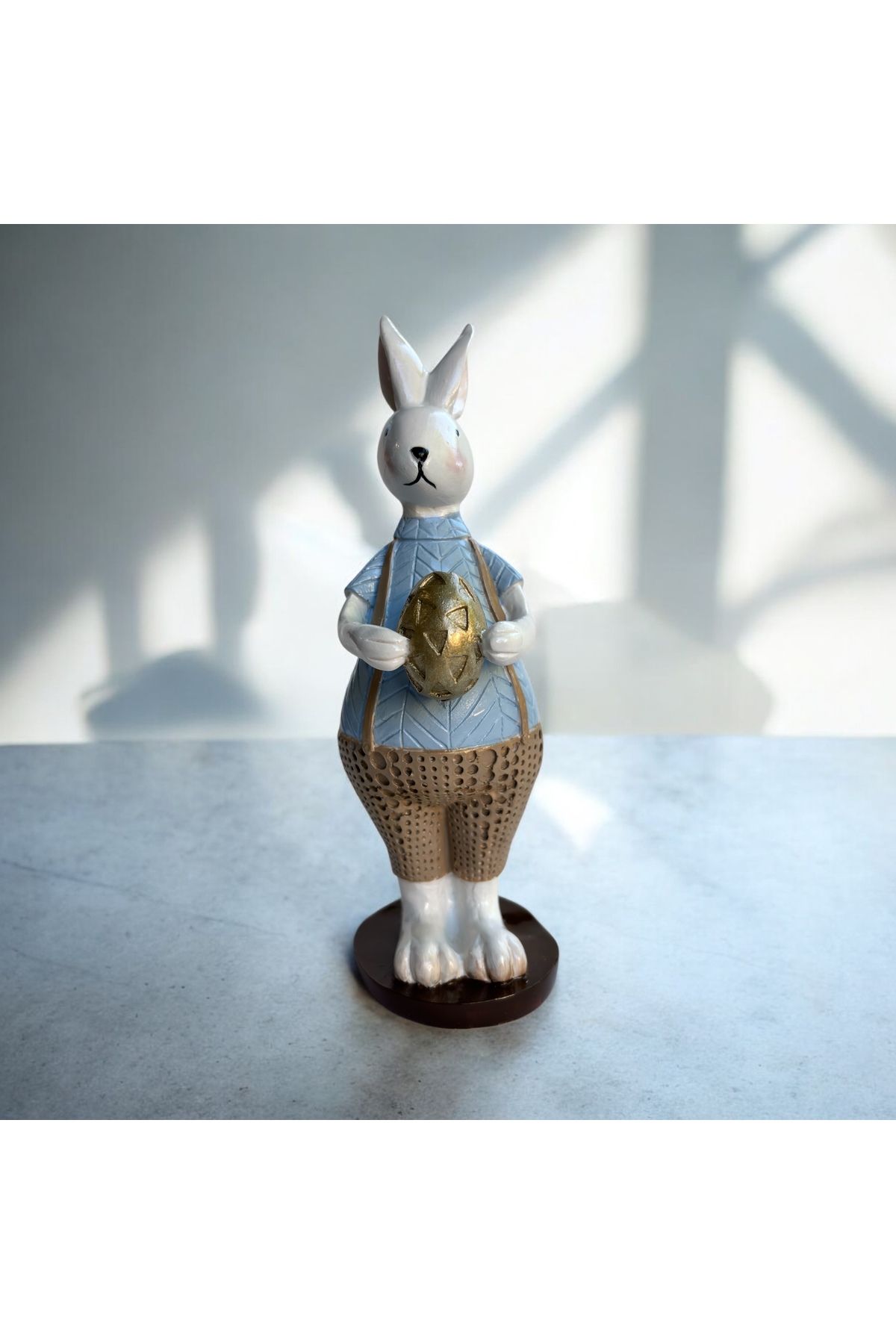 Atölye Kiraz Elinde Altın Yumurta Tutan Erkek Tavşan Biblo – 7x25 cm Dekoratif Boyanmış Polyester Figür