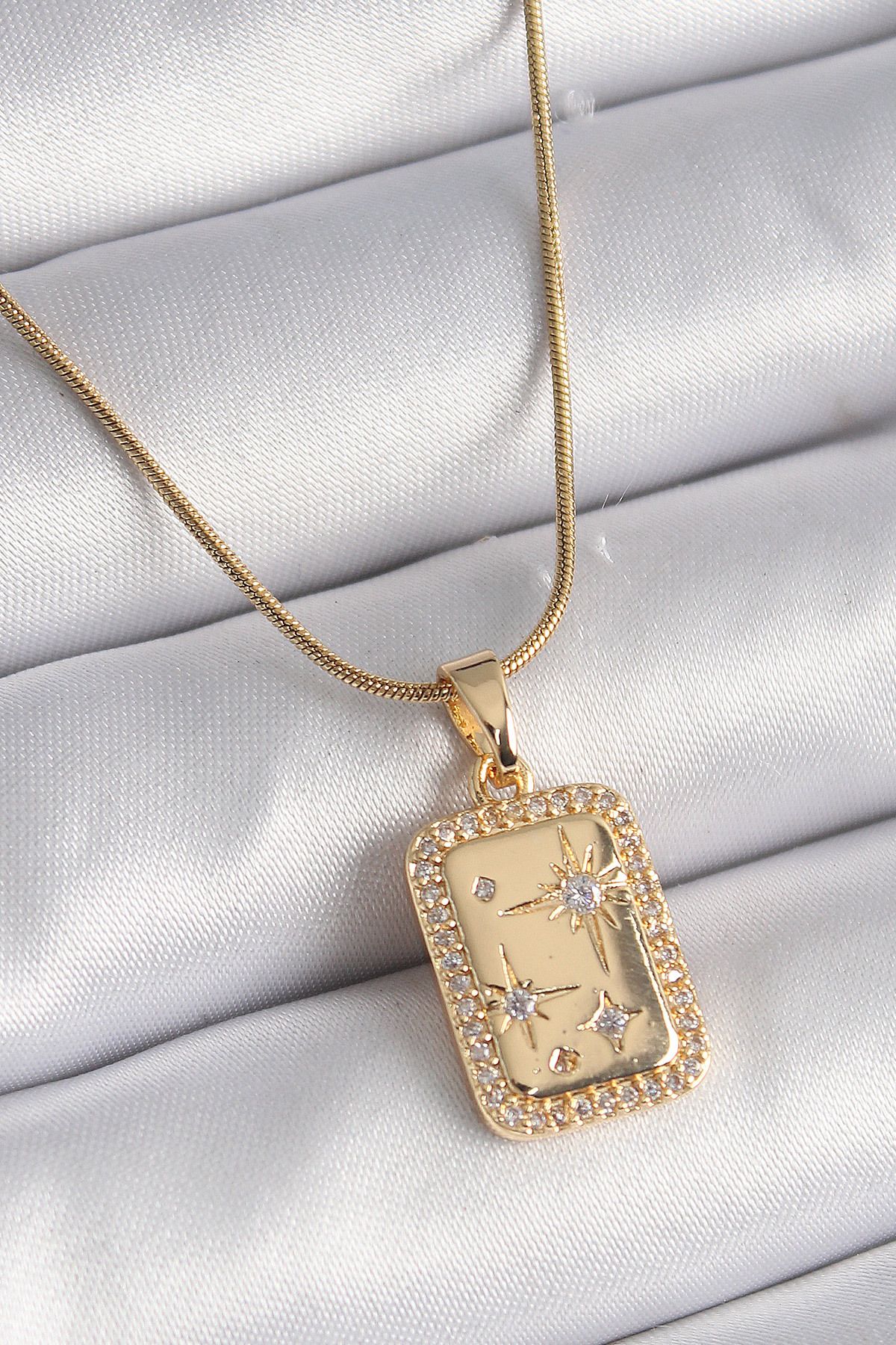 MMB Boutique 316L Çelik Gold Renk Zirkon Taşlı Yıldız İşleme Madalyon Kadın Kolye