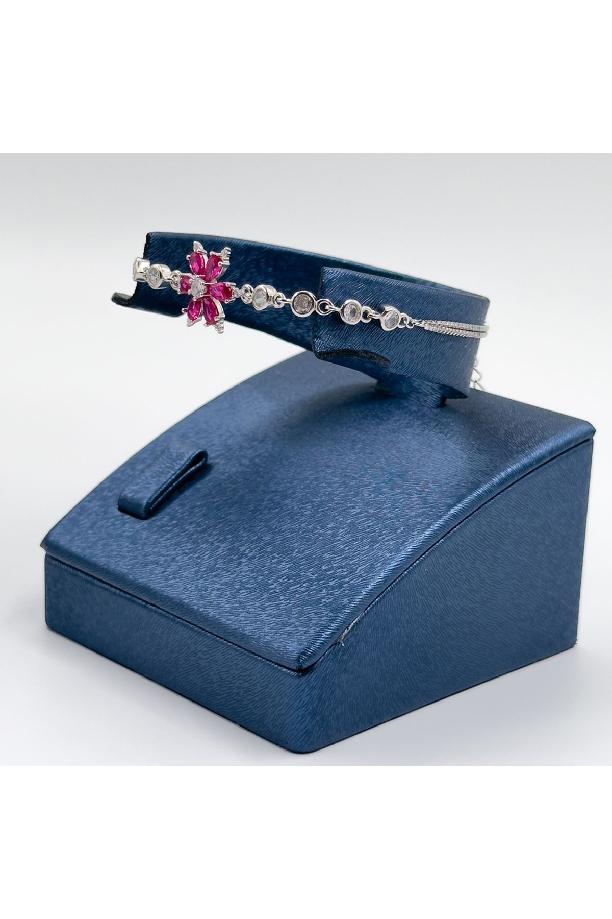 Livora Jewelry Kırmızı Taşlı Lotus Spor Gümüş Bileklik