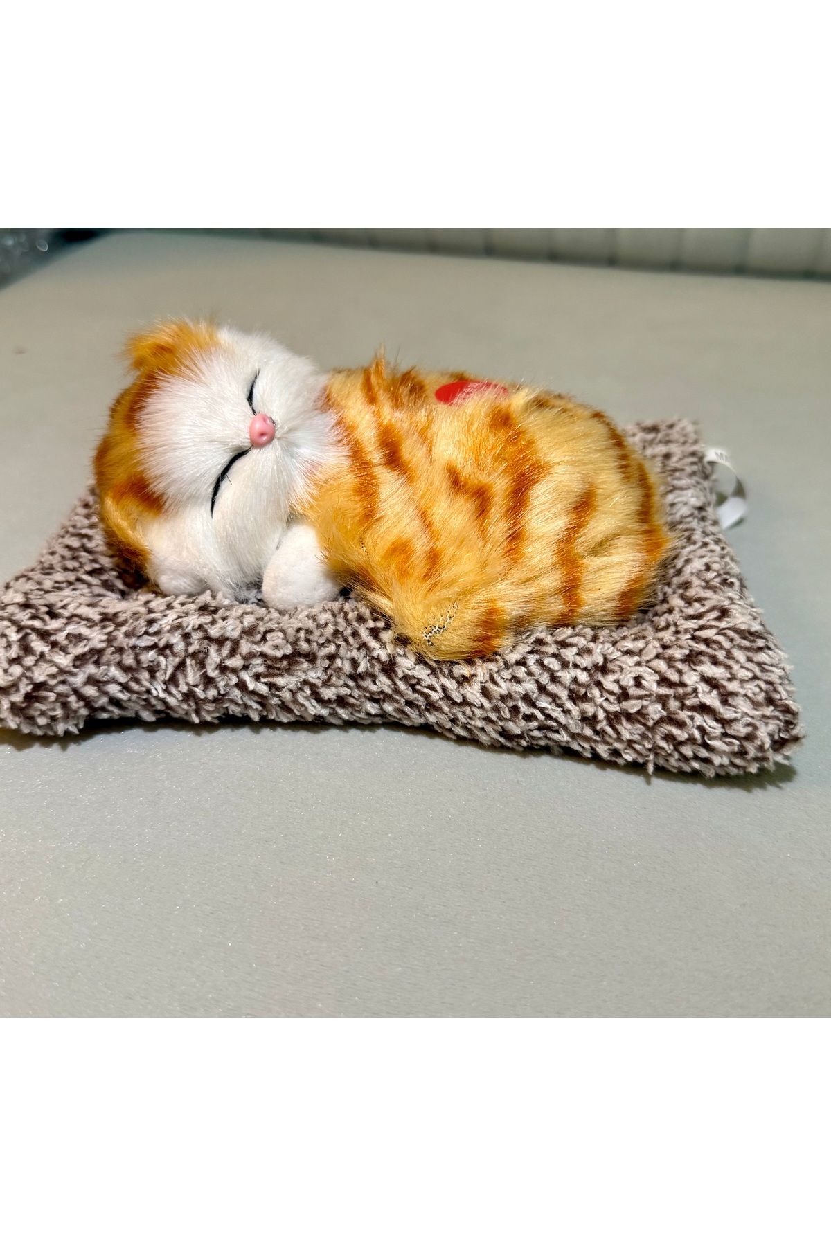 DF ToyShop UYUYAN YAVRU PELUŞ SESLİ SARI MİYAVLAYAN KEDİ MİNDER ÜZERİNDE