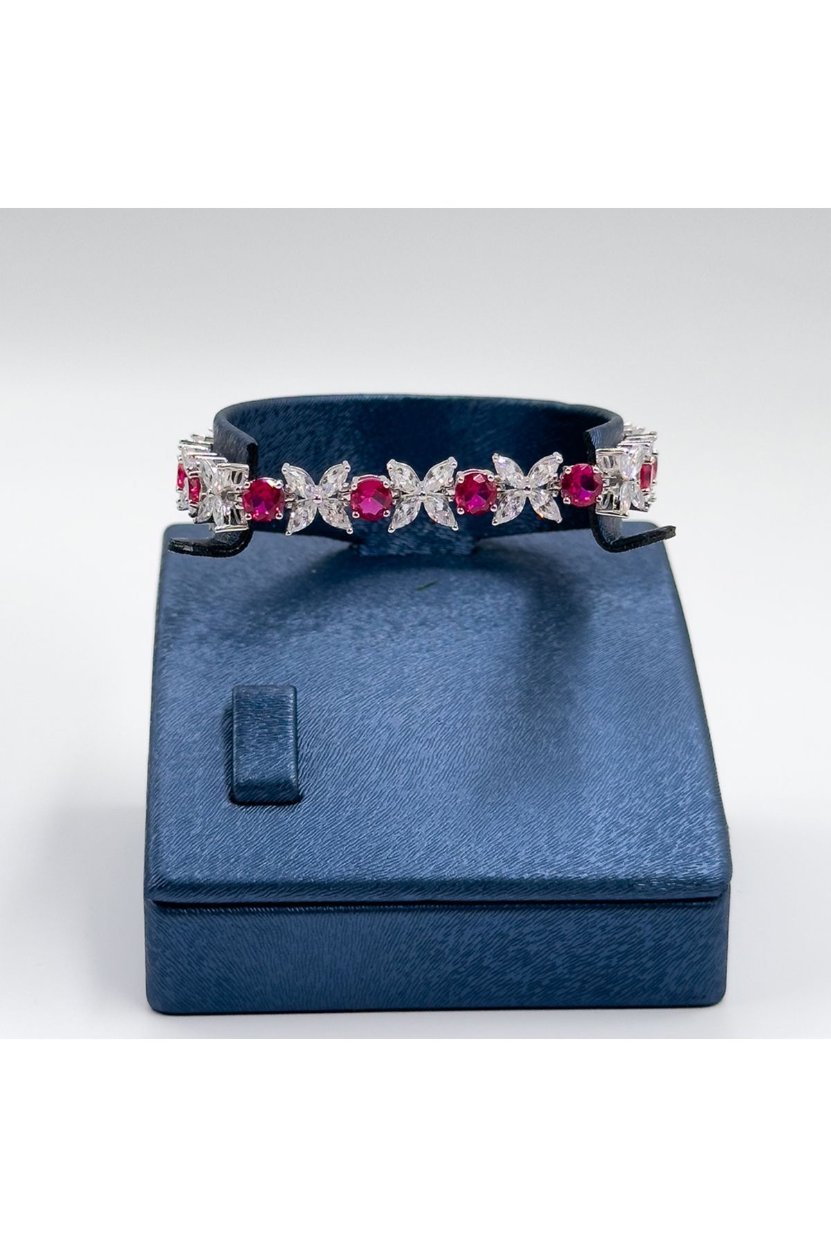 Livora Jewelry Pırlanta Montür Yakut Taşlı Kelebekli Gümüş Bileklik