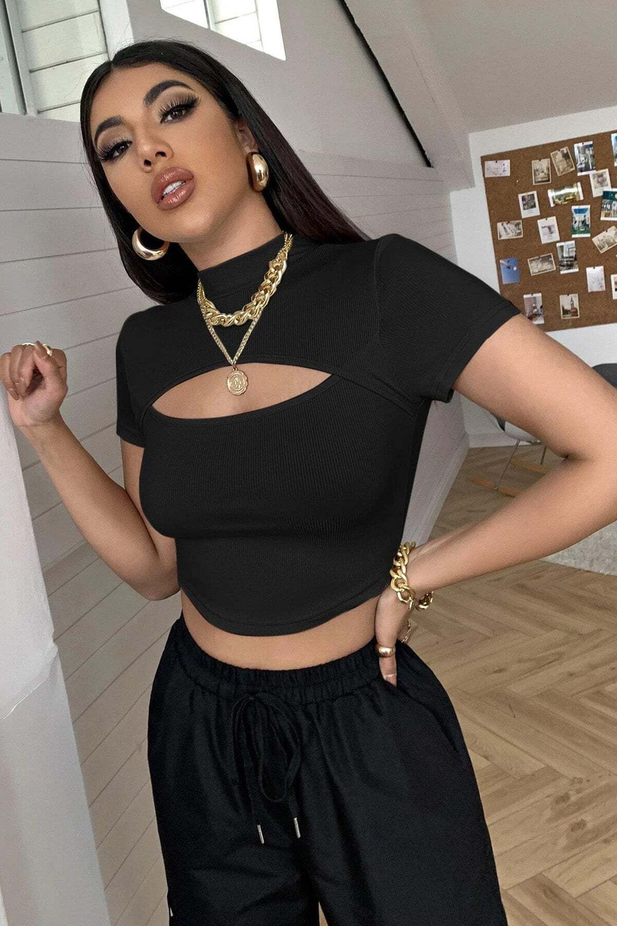 Ethab Ticaret Kadın Siyah Göğüs Dekolteli Yarım Kollu Cut Out Crop Top Bluz