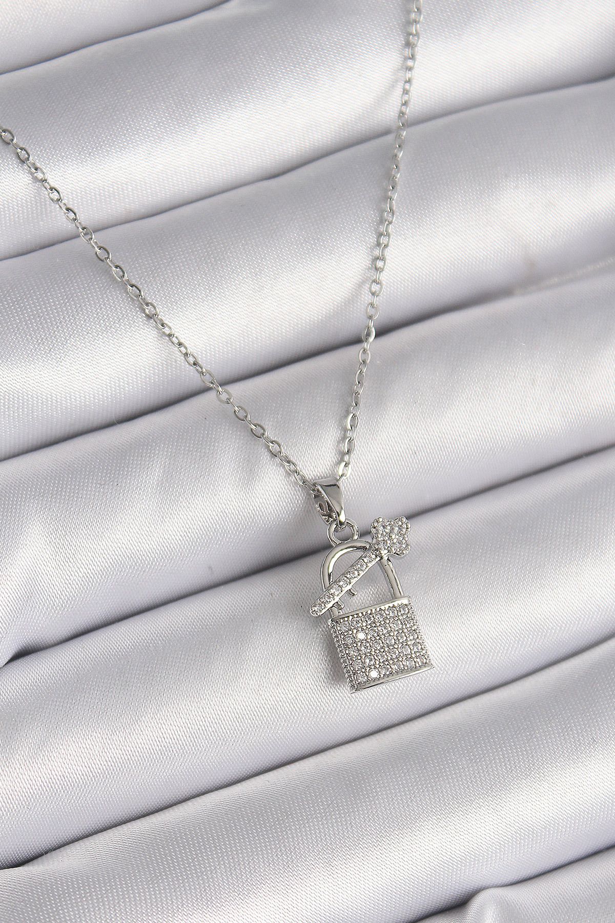 MMB Boutique 316L Çelik Gümüş Renk Zincir Zirkon Taşlı Asma Kilit Anahtar Model Kadın Kolye