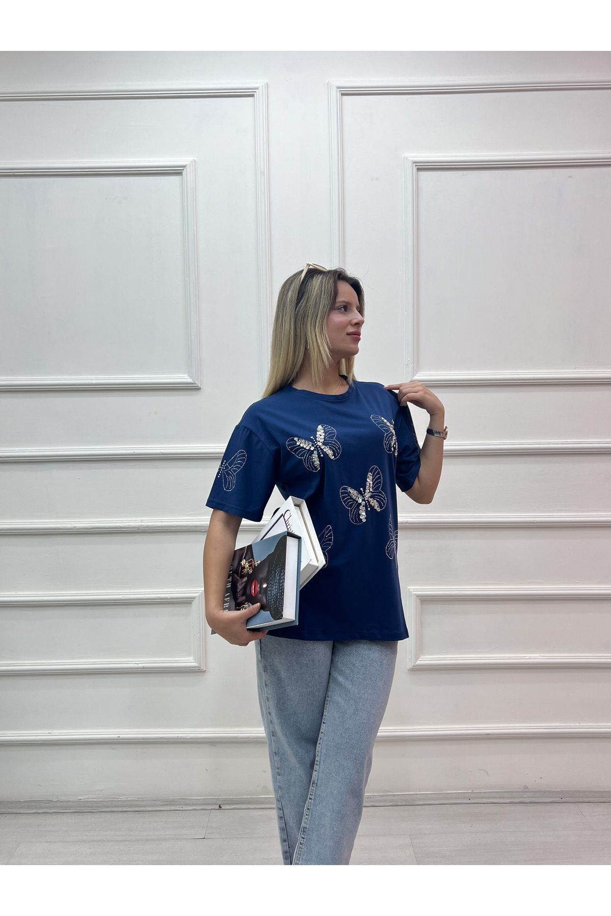 MODA 42 BÜYÜK KELEBEK BASKILI TAŞLI SIFIR YAKA TSHIRT