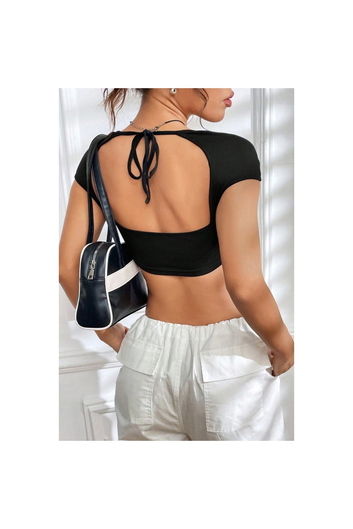 Marsilyan - Kadın Siyah Sırt Dekolteli ve Boyundan Bağlamalı Yarım Kol Crop Top Bluz