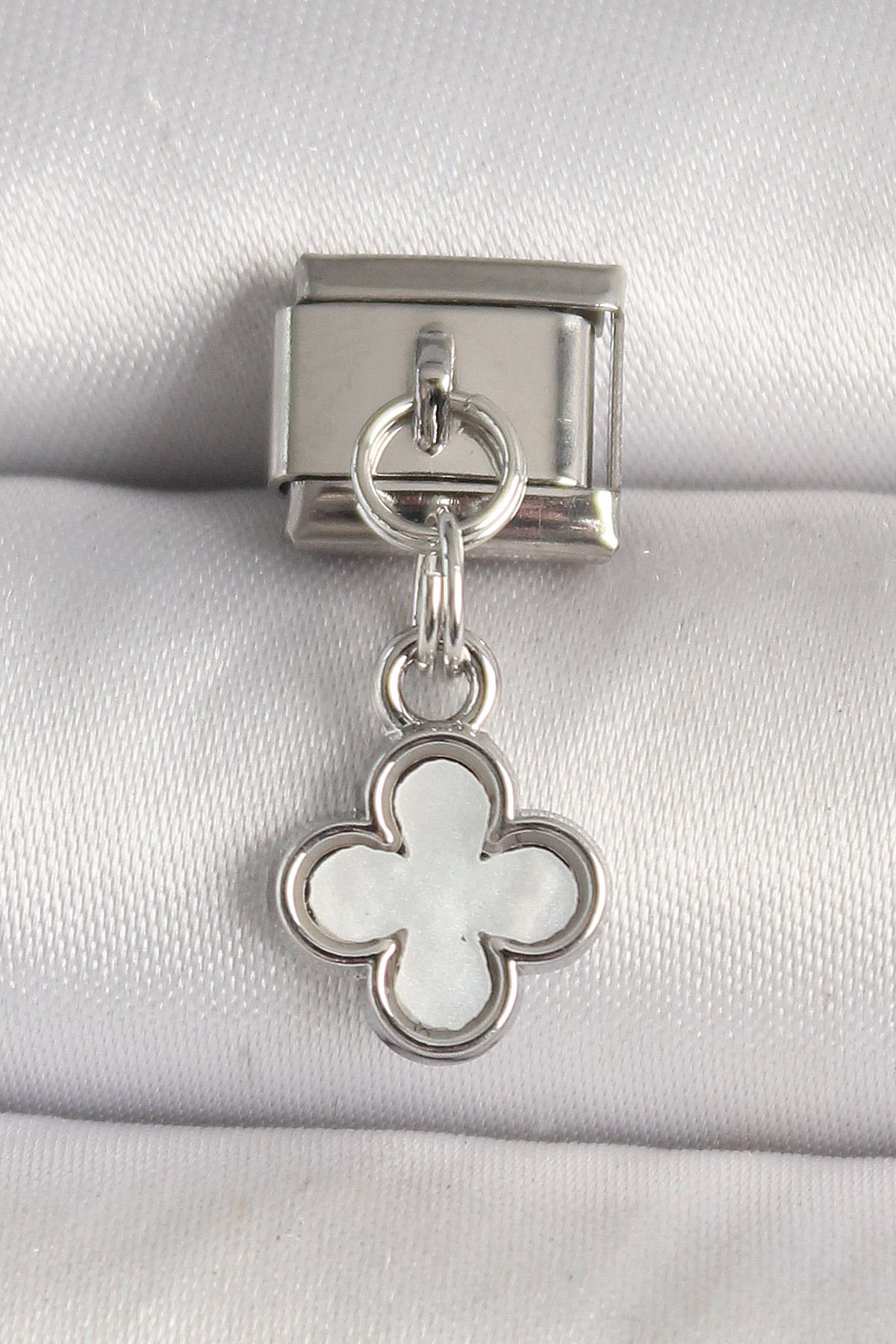 callerrons accessories Gümüş Renk Beyaz Mineli Yonca Model Nomination Charm - EBJ250501W32902