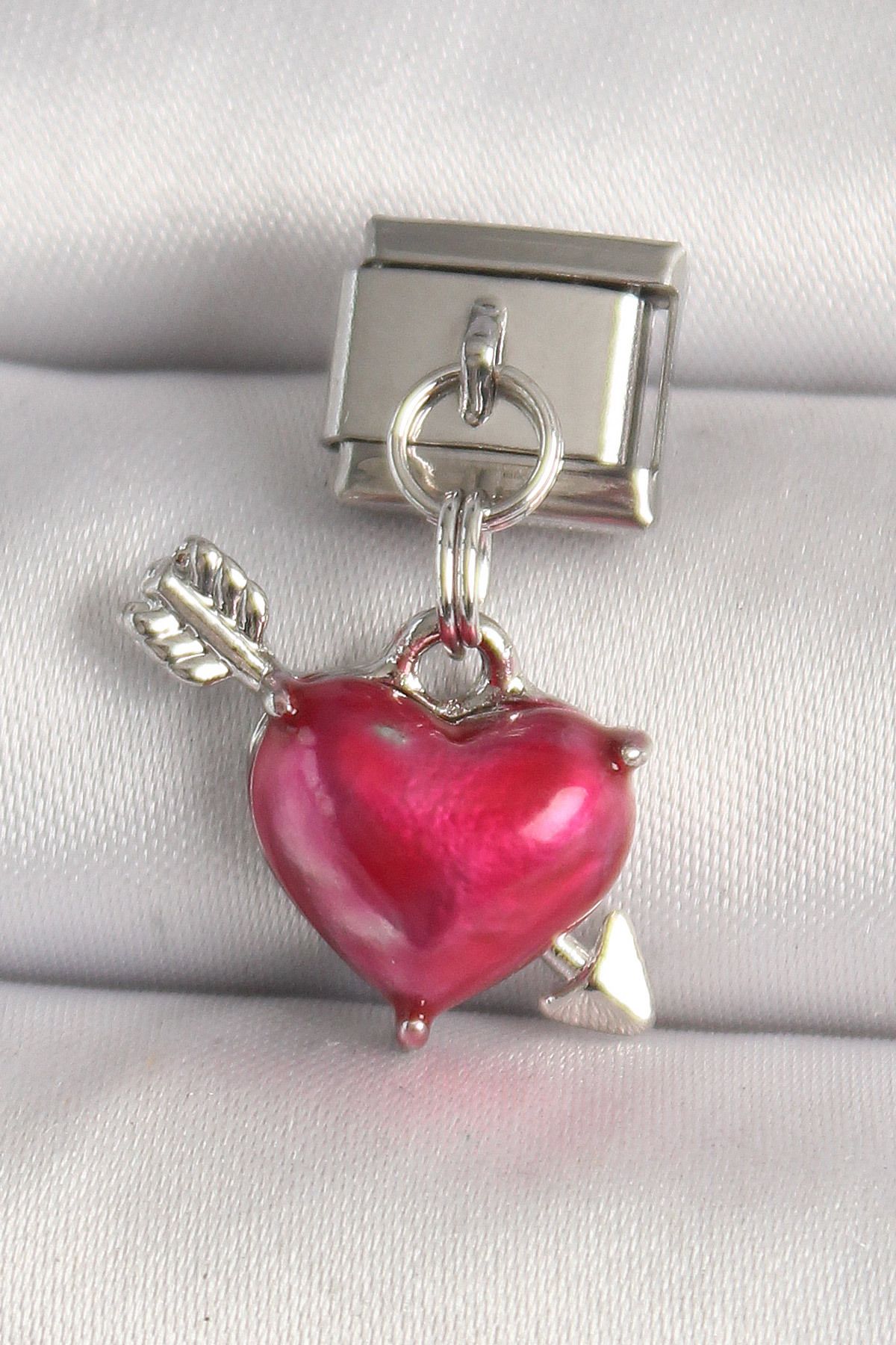 callerrons accessories Gümüş Renk Kırmızı Kalp ve Ok Model Nomination Charm - EBJ250501W32939
