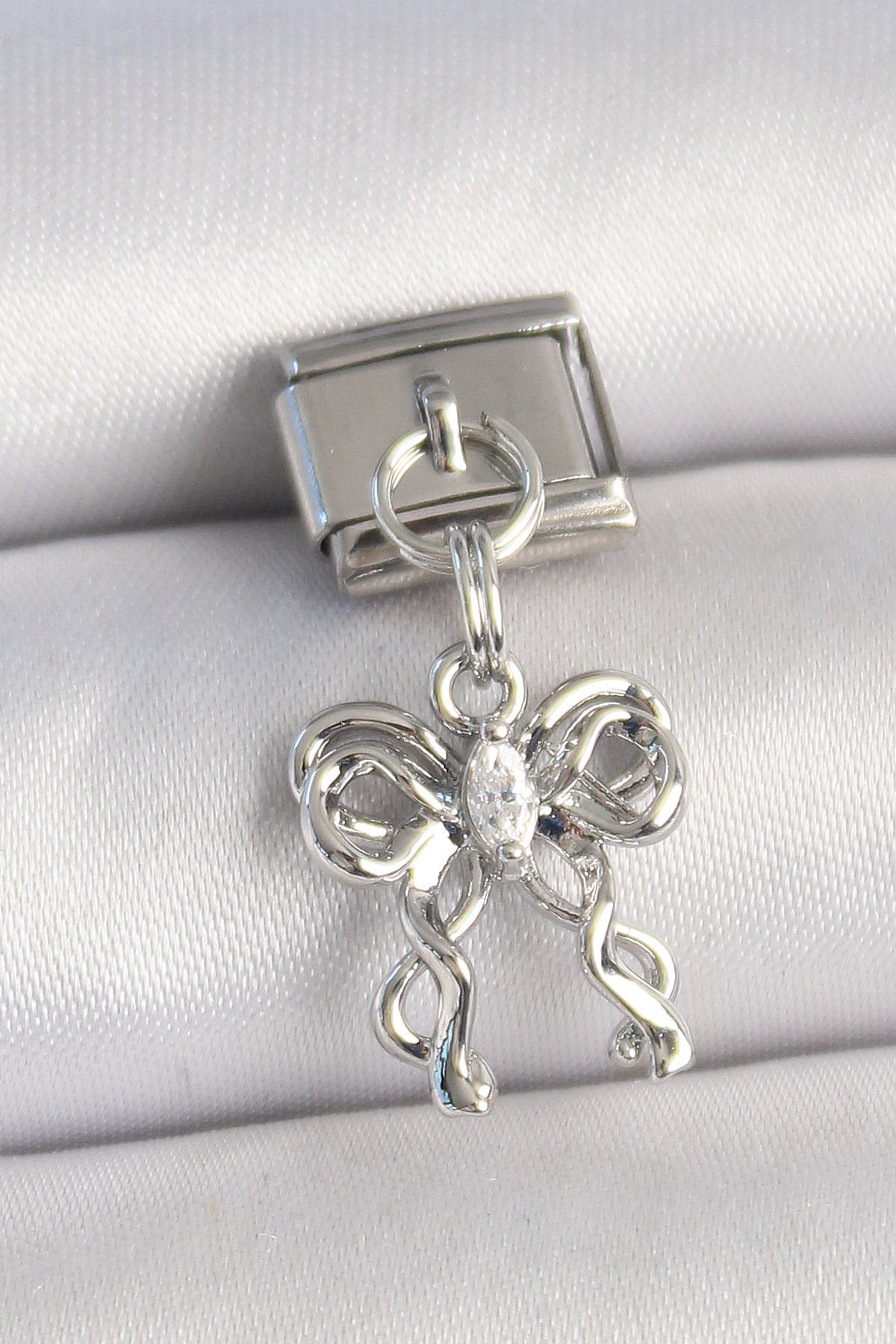 callerrons accessories Gümüş Renk Zirkon Taşlı Kurdele Model Charm -