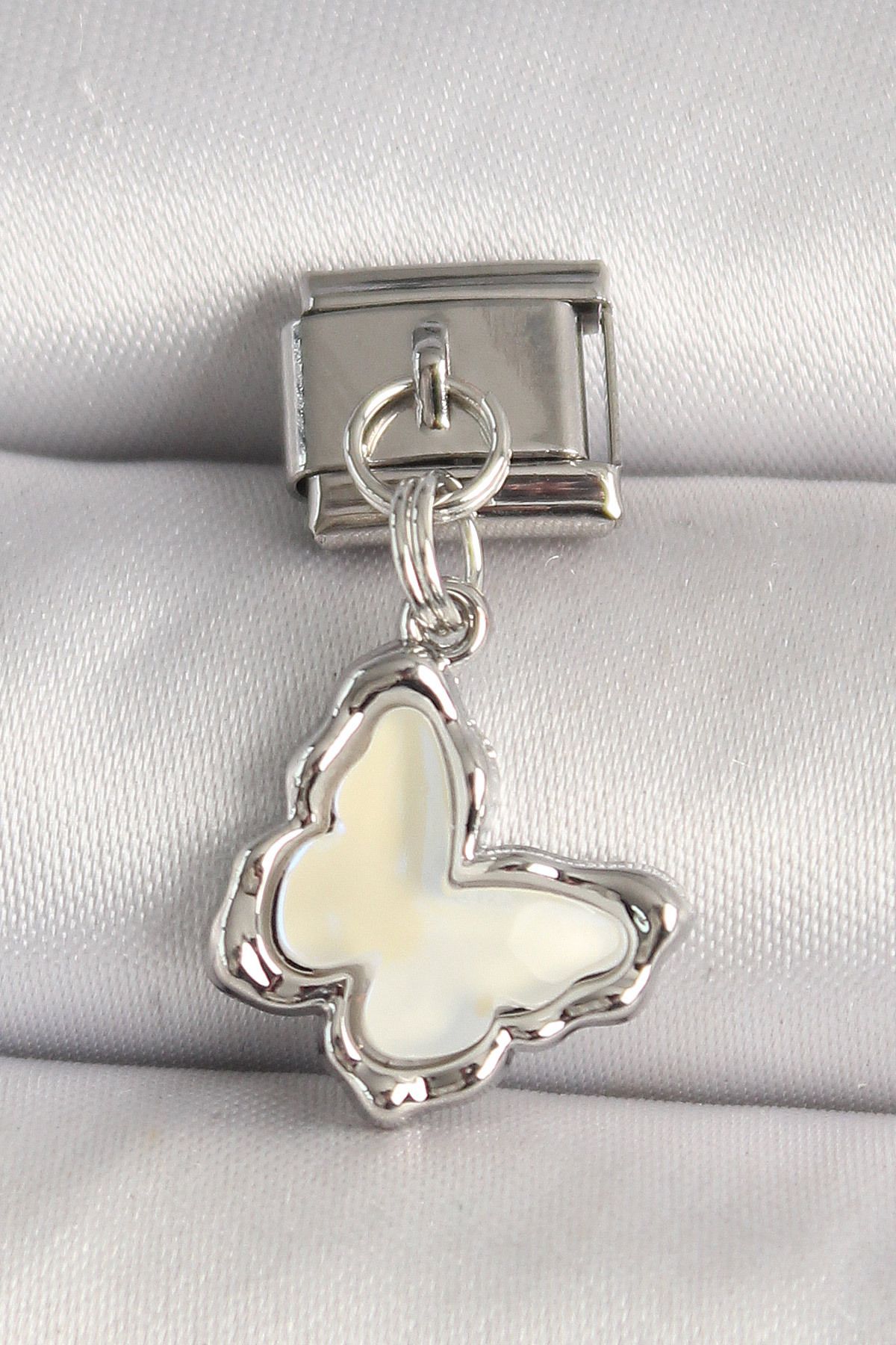 callerrons accessories Gümüş Renk Beyaz Kelebek Model Nomination Charm - EBJ250501W32953