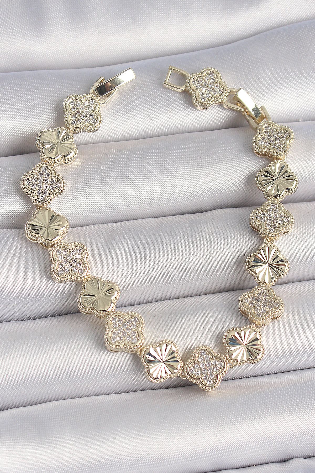 callerrons accessories Pirinç Gold Renk Zirkon Taşlı İşlemeli Yonca Model VIP Seri Exculusive Kadın Bileklik - EBJ250501W33