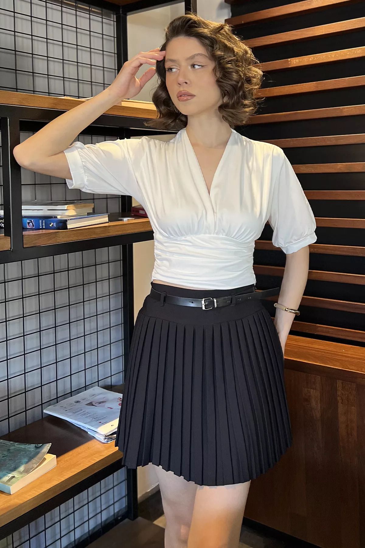 GÜLSELİ Krem Kadın V Yaka Büzgü Detaylı Crop Top Bluz