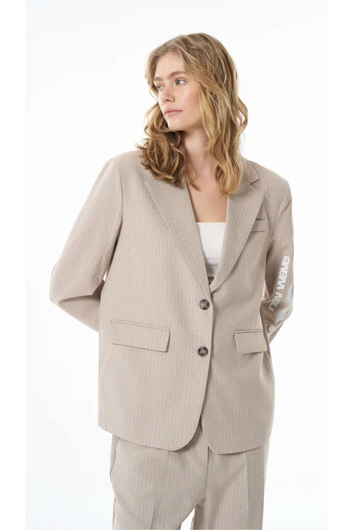 Quzu Kolu Baskılı İnce Çizgili Blazer Bej Ceket