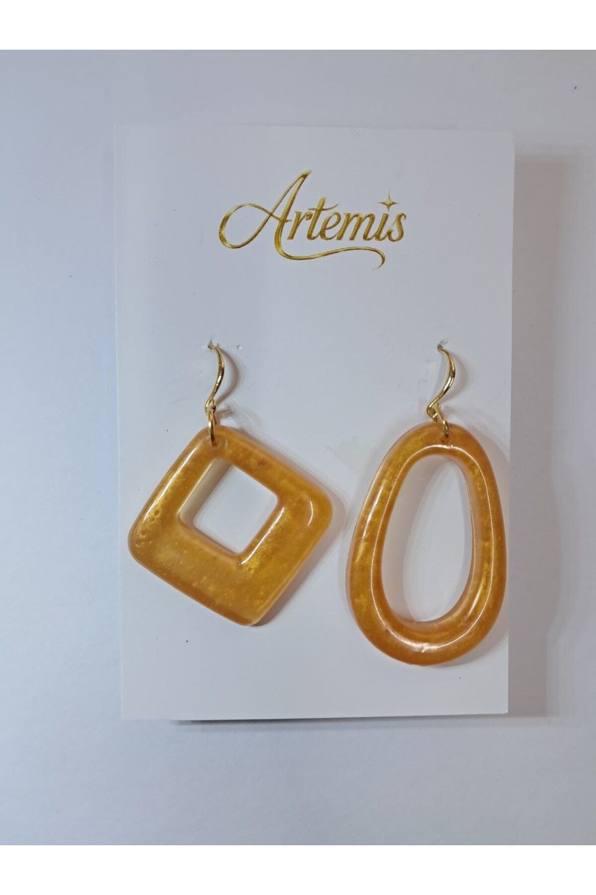 ARTEMİS El Yapımı Asimetrik Reçine Küpe – Boş Kare ve Damla Tasarımı