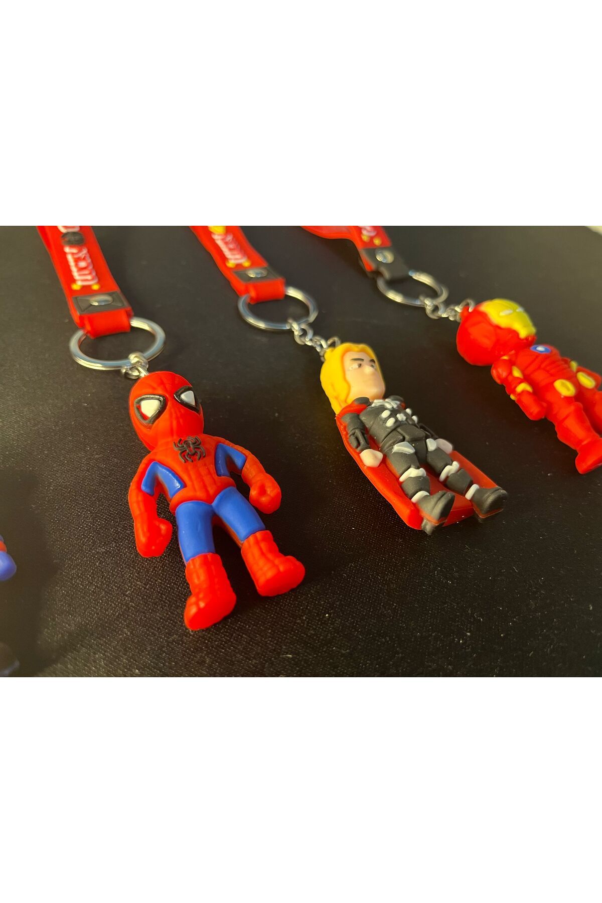 Antin Kuntin 2 Adet Süper Kahraman 3D Anahtarlık Karışık Gönderilir Kaptan Amerika Spider Man Hulk vs.