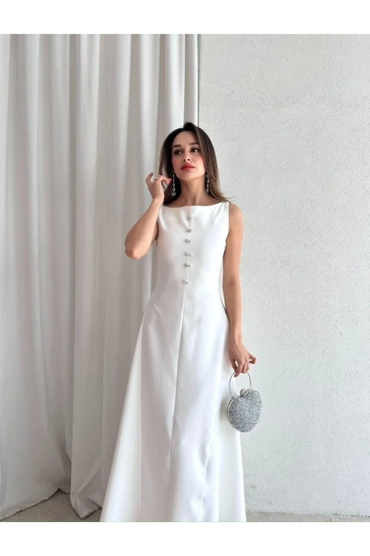 Butik Aura Mou Beyaz Sıfır Kol Fiyonklu Tak Çıkar Broş Uzun Elbise