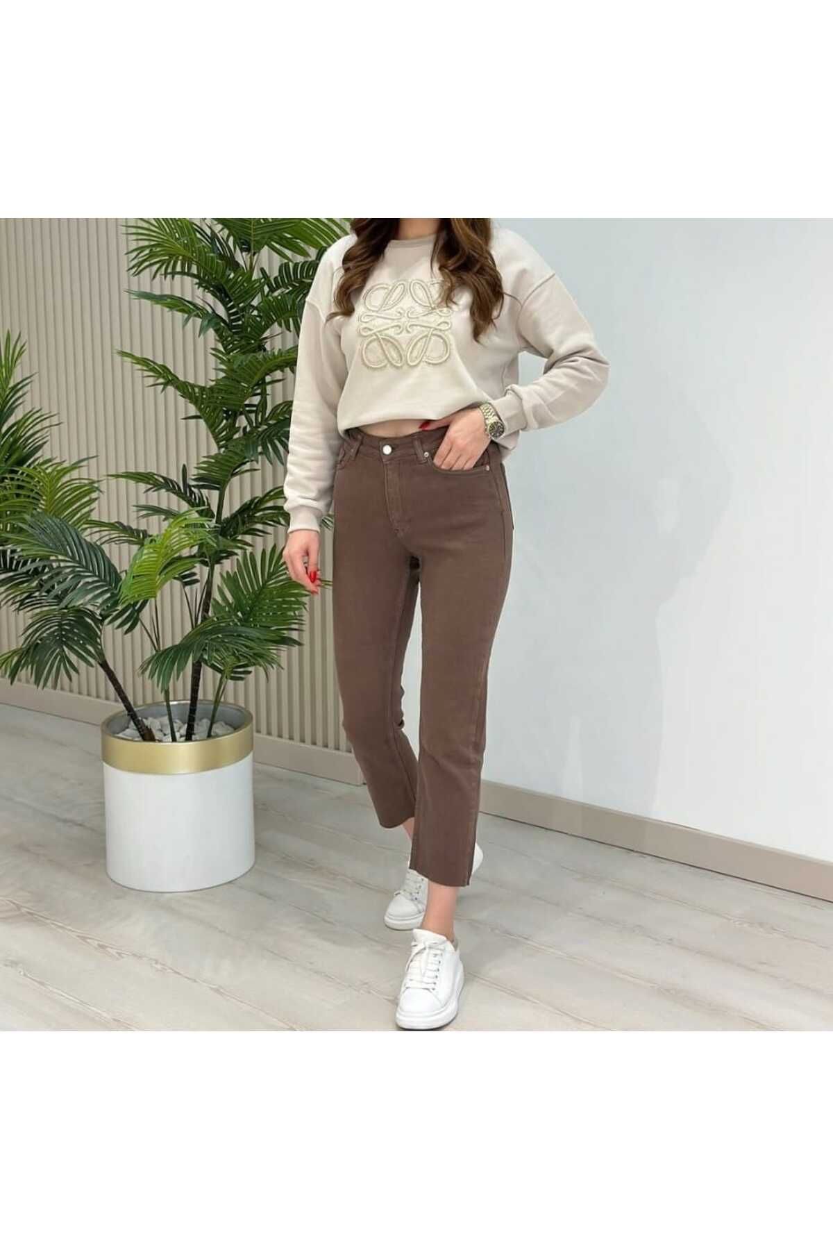 AsiaLife KAHVE RENGİ PAÇA KESİK MOM JEANS (LİKRALI)