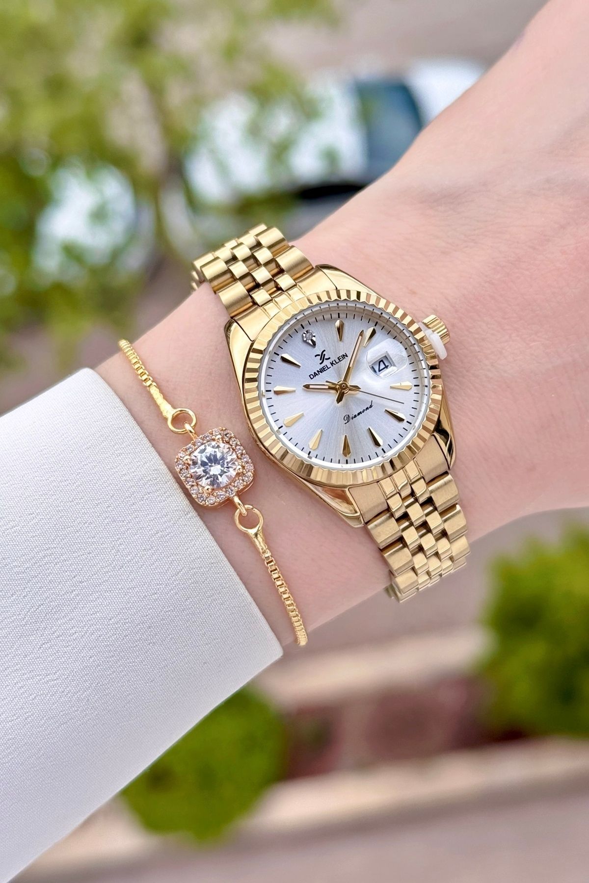 Daniel Klein Gold Renk Ayarlanabilir Kordonlu 28 Mm Kadın Kol Saati Ve Bileklik