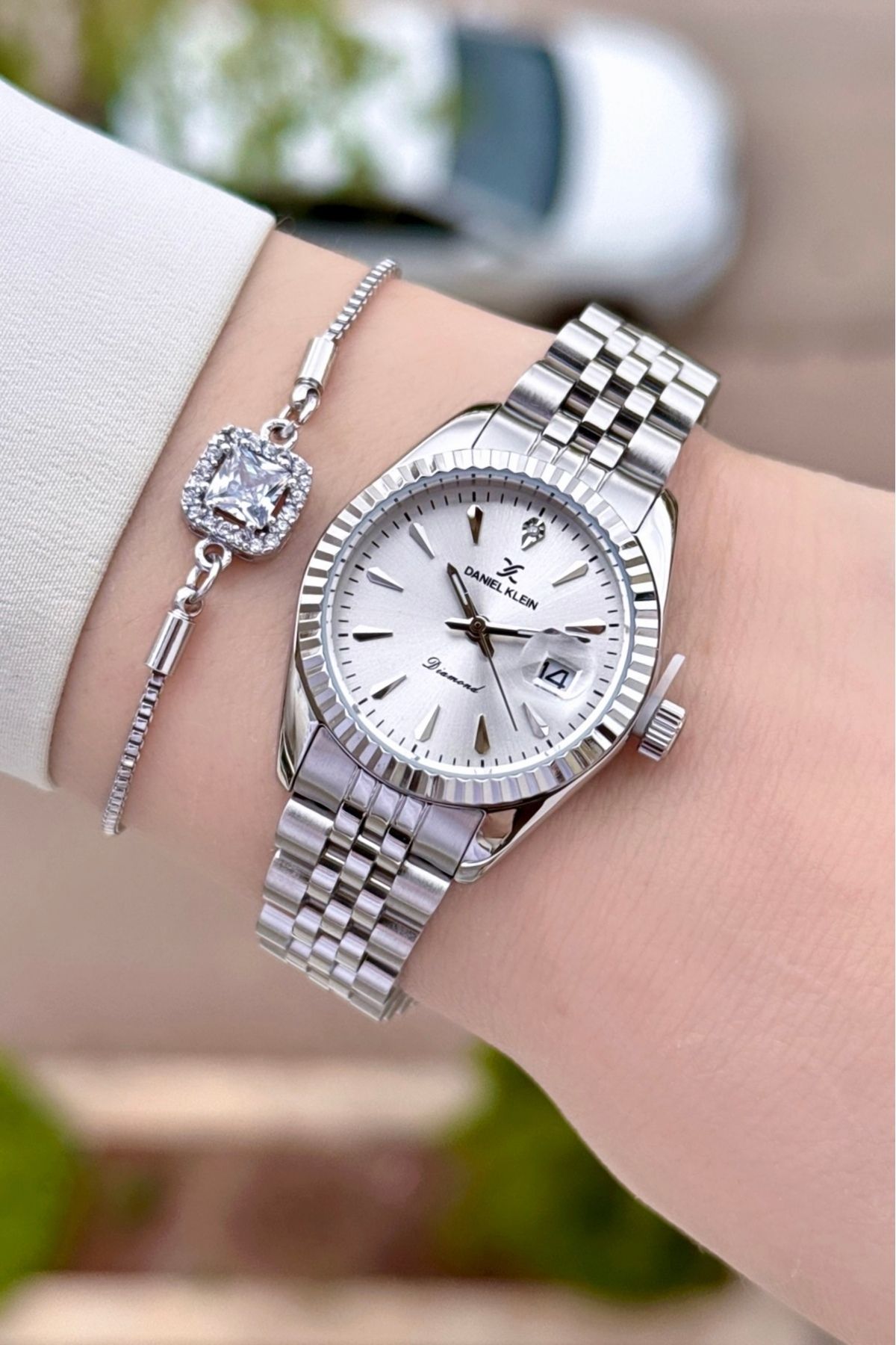 Daniel Klein Pırlantalı Metalik Renk 2 Yıl Garantili 28 Mm Kadın Kol Saati Ve Bileklik