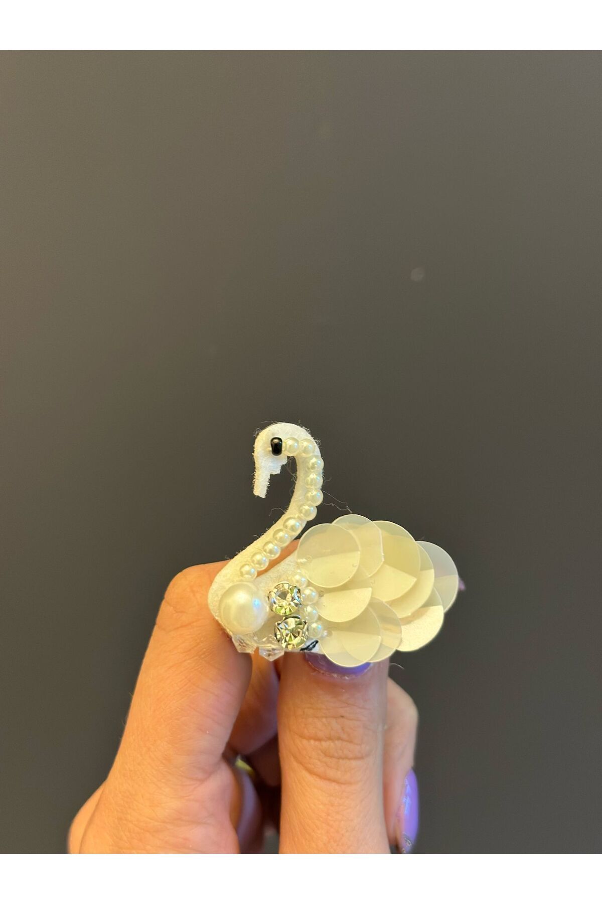 Gönülden Tasarım TAŞLI İNCİLİ BEYAZ KUĞU BROŞ YAKA İĞNESİ GİYİM AKSESUARI 4X4 CM