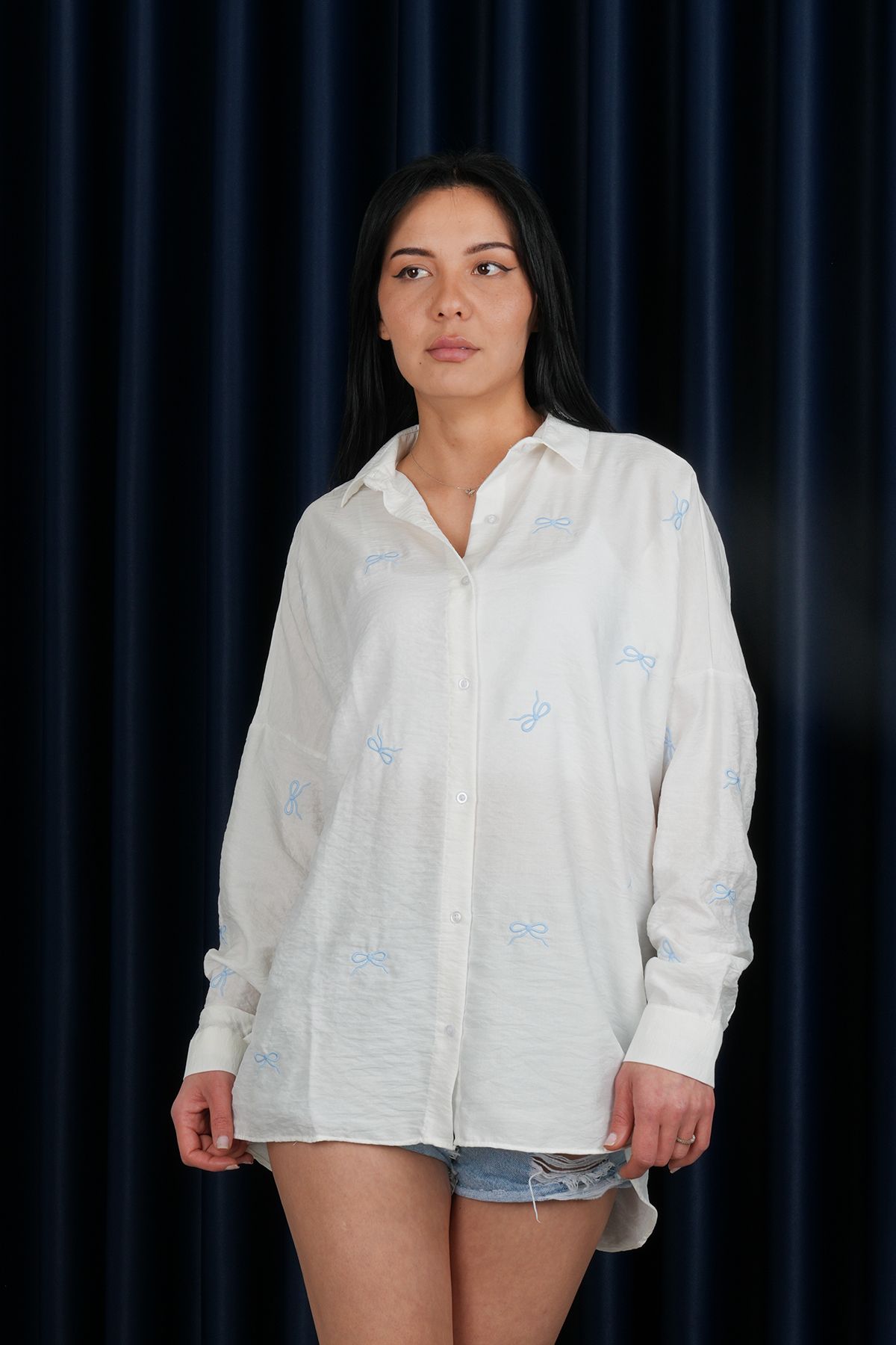 stilsepeti Kadın Beyaz Oversize Fiyonk Desenli Nakışlı Gömlek ST-1000714232