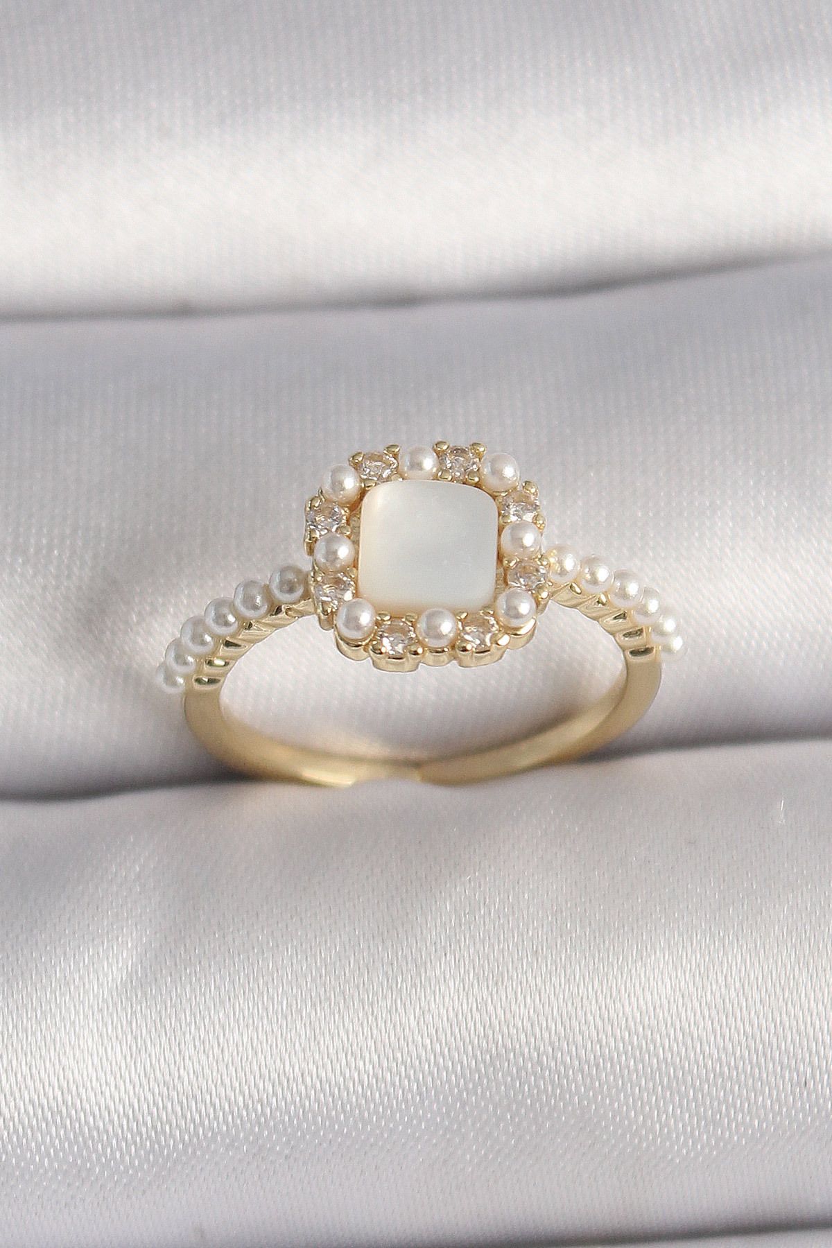 MMB Boutique Pirinç Gold Renk İncili Kare Beyaz Mineli Ayarlanabilir Kadın Yüzük