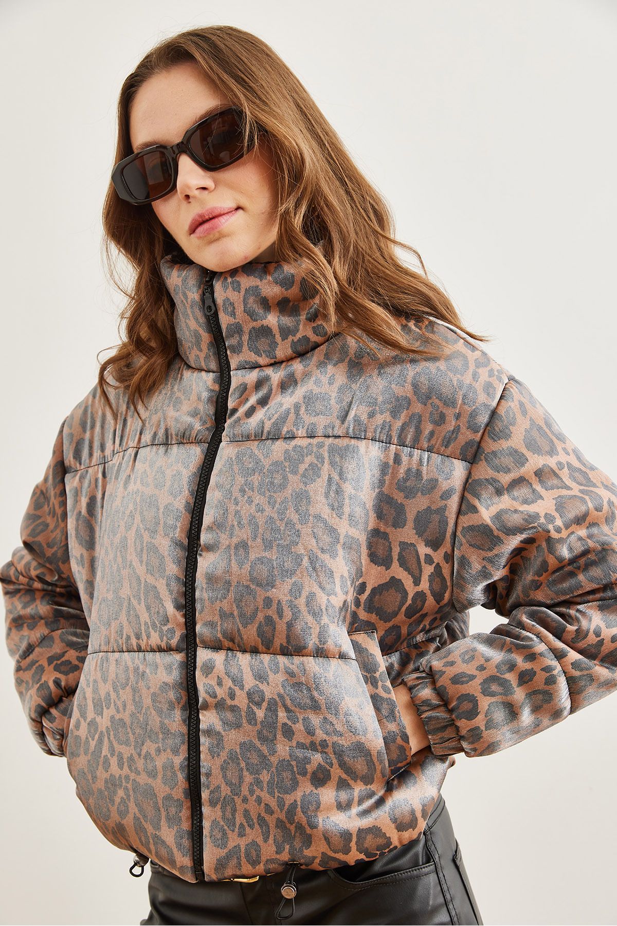 Olalook-Dámská kávová leopardí bunda lesklá s kapsami Mnt- 19000046 7