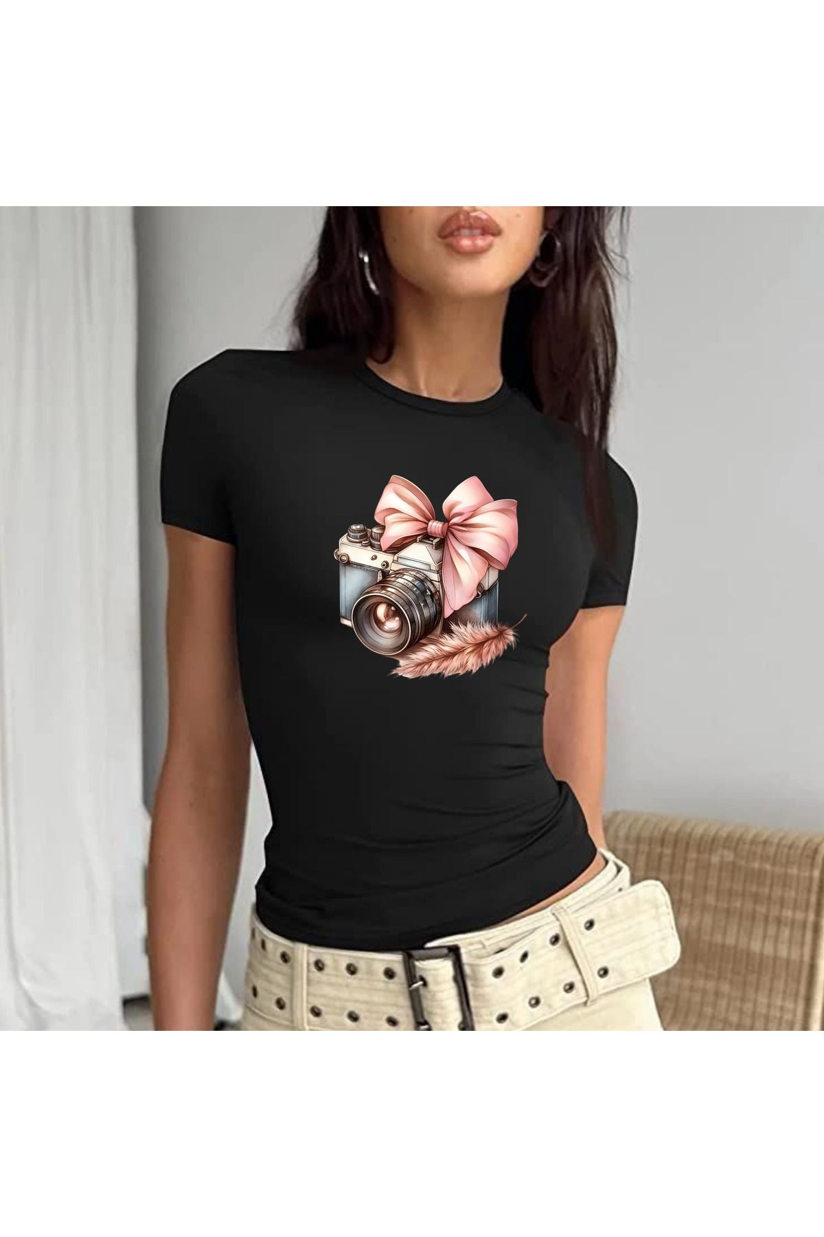 JadenJoy Fiyonk ve Tüy Motifli Kamera Figürlü Beyaz Baby Tee Crop