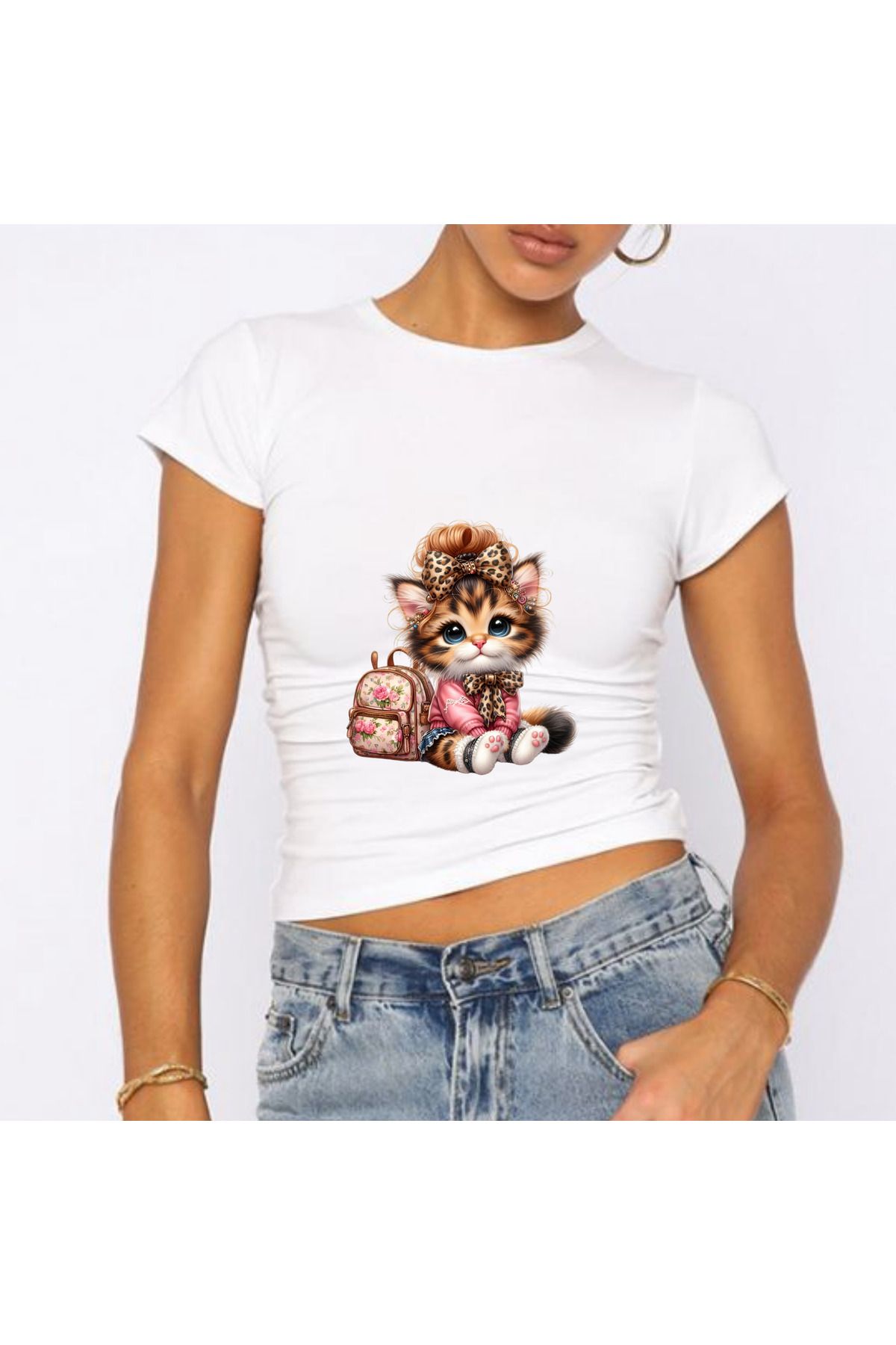 JadenJoy Oturan Çantalı Kedicik Figürlü Beyaz Baby Tee Crop