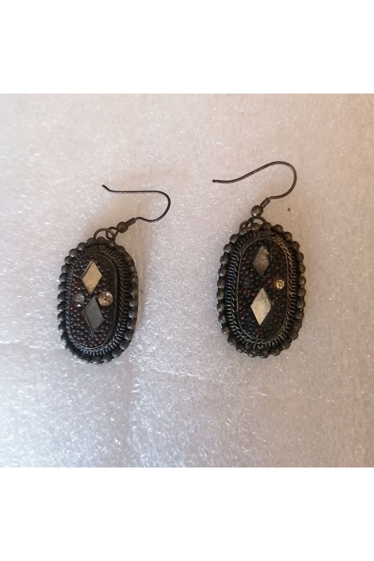Butik Tülin Otantik el yapımı alpaka bafon antik eskitme kum boncuklu parlak taşlı aynalı küpe 4.5x1.8 cm Hint