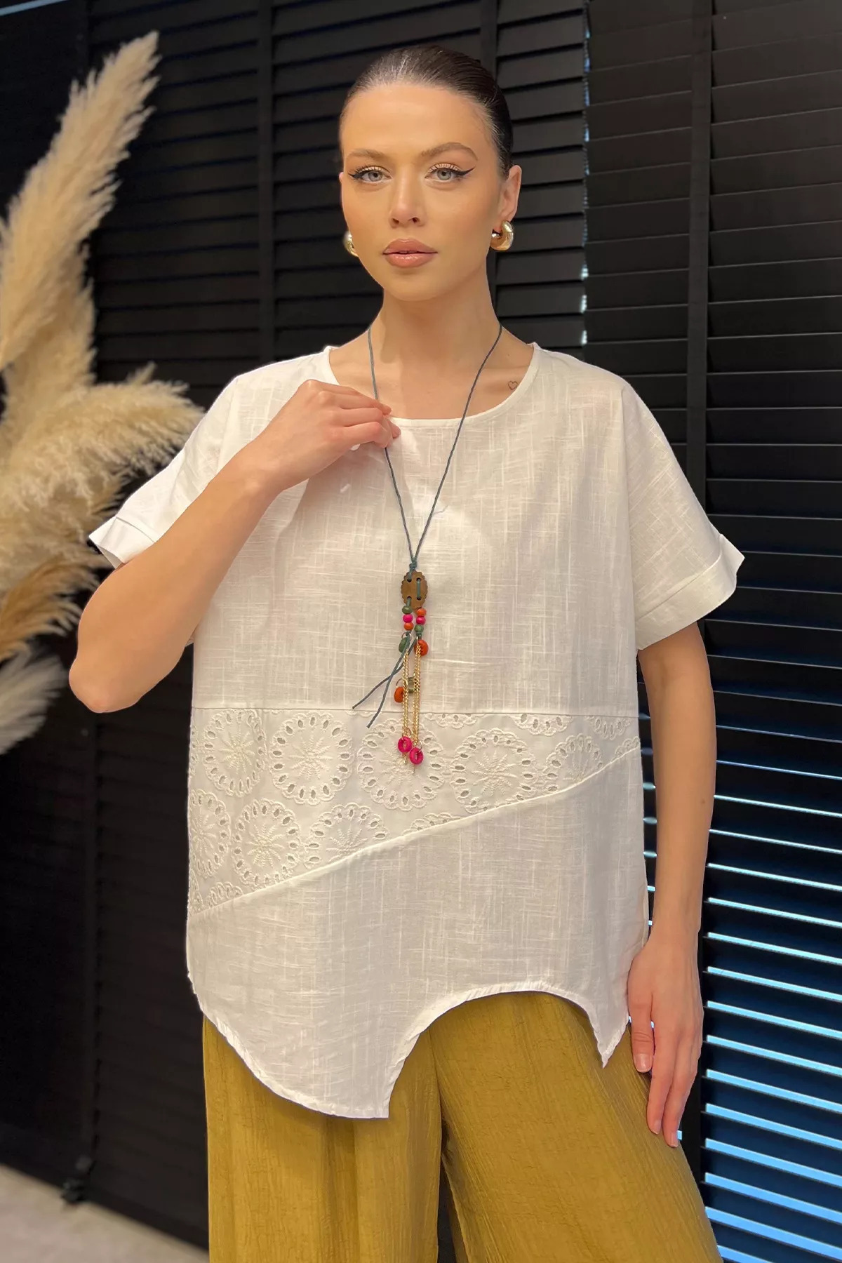 GÜLSELİ-Cream Women's Accessory Lace Embroidered Linen Blouse 2