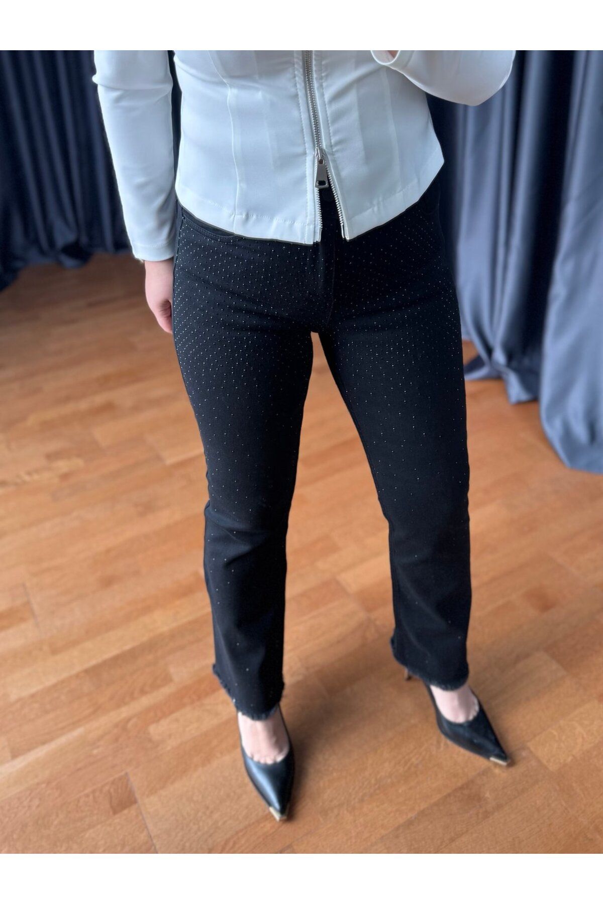 BÜŞRA PERKER Siyah Taşlı Jean