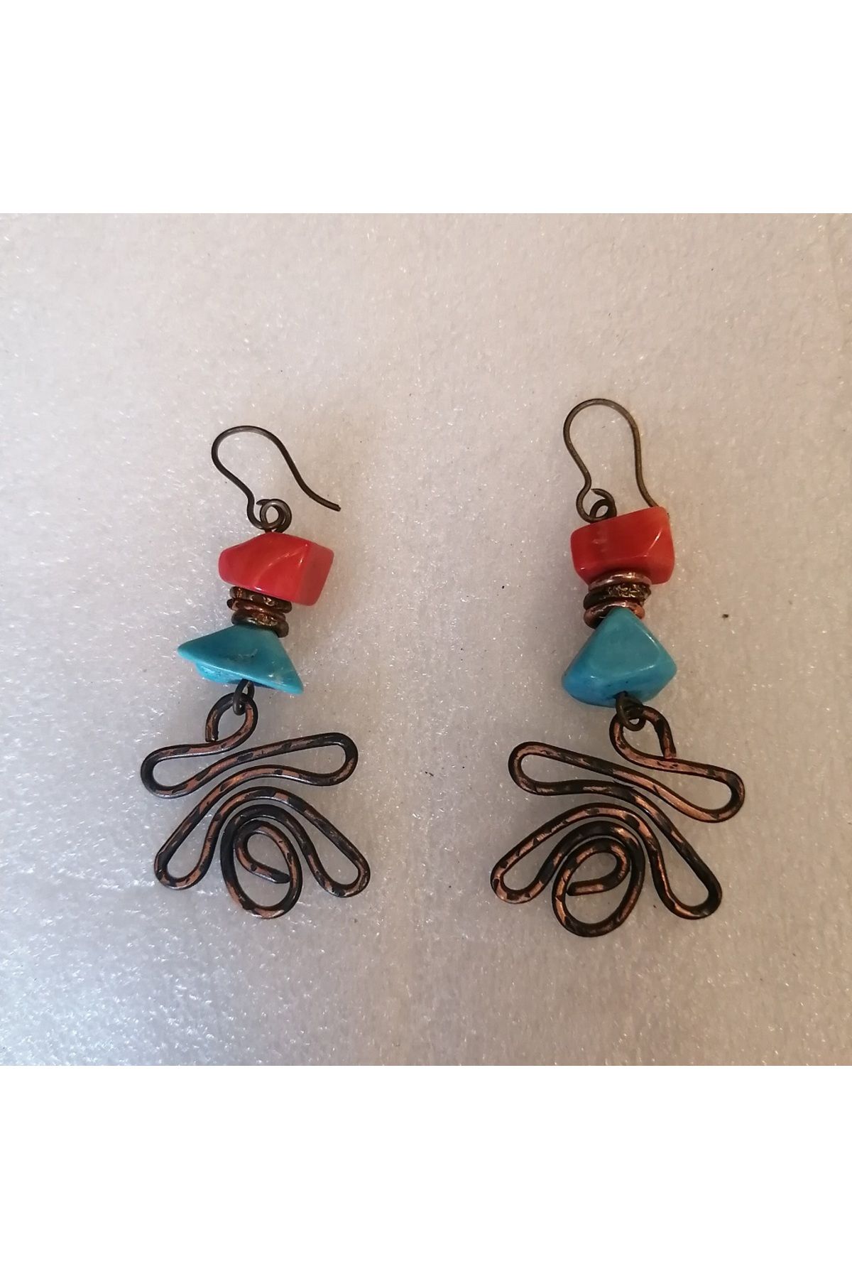Butik Tülin Otantik el yapımı bakır antik eskitme mercan turkuaz doğal taşlı küpe 6x2.7 cm Hint