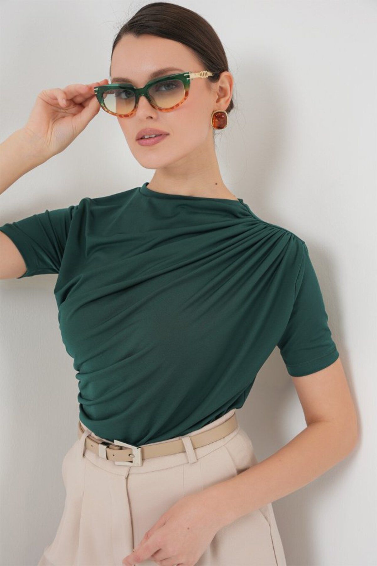 ARUZ MODA Büzgü Detaylı Kısa Kol Sandy Bluz 945 - Zümrüt Yeşili