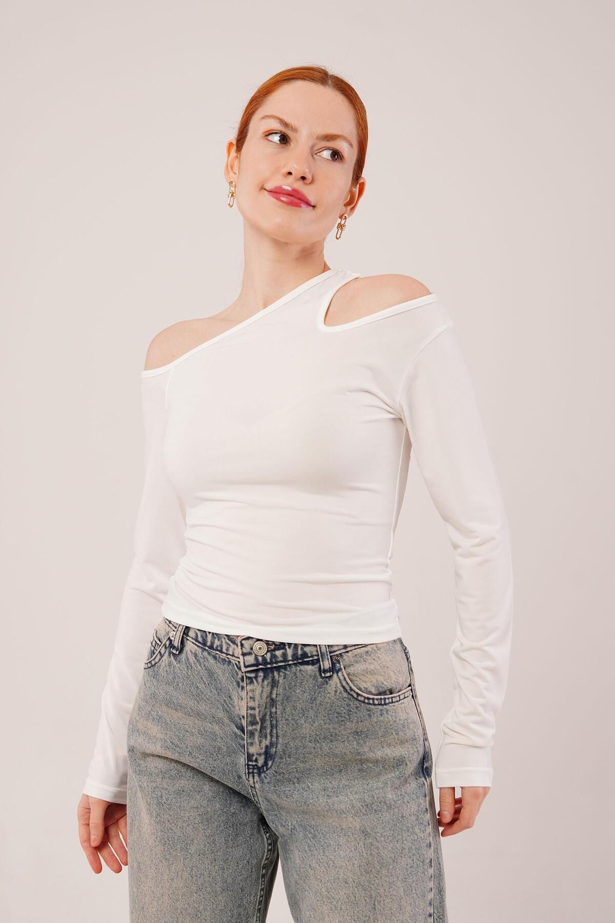 ARUZ MODA Omuz Dekolte Detaylı Beyaz Bluz