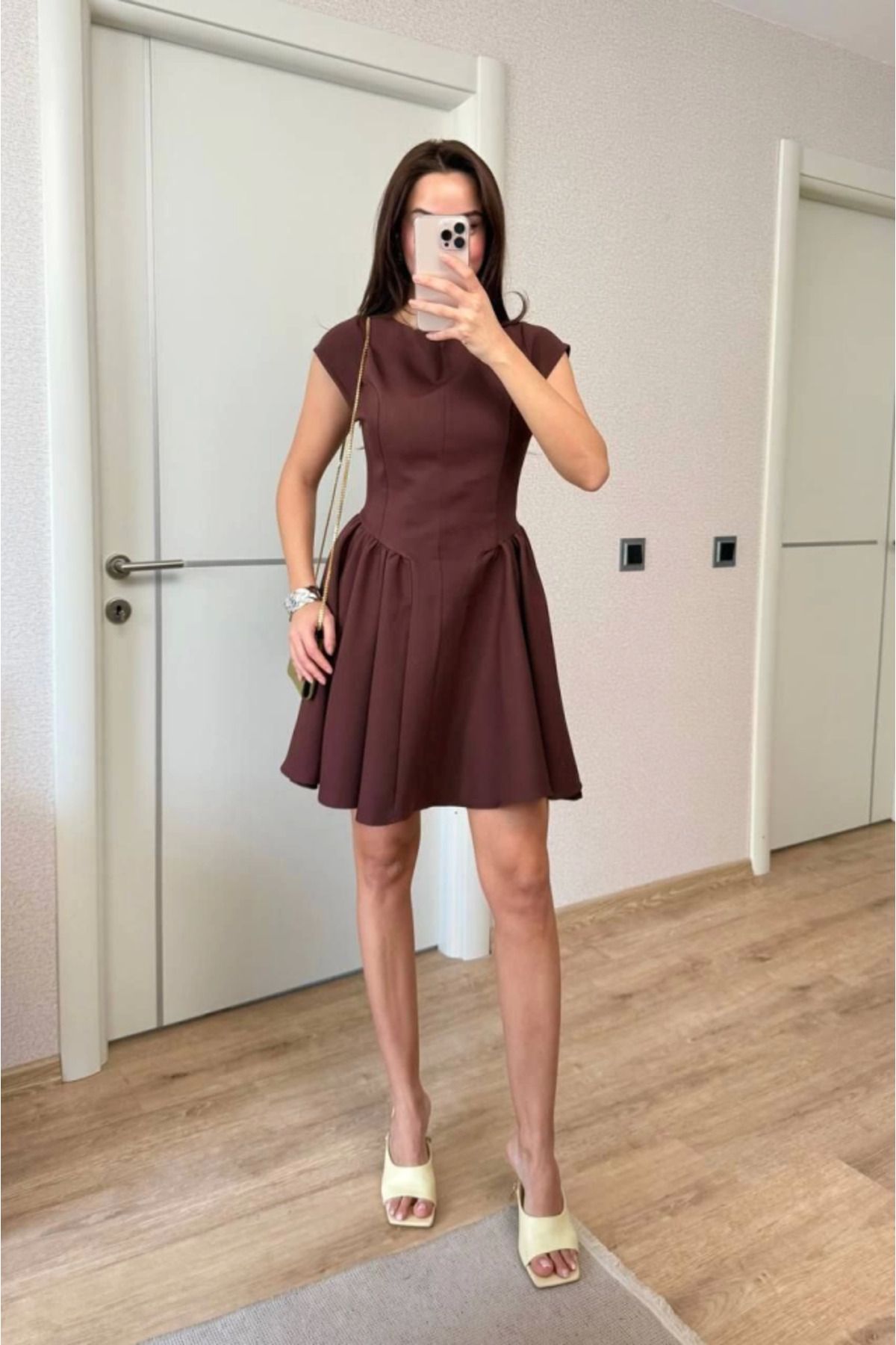ARUZ MODA Sırt Dekolteli Çan Detaylı Mini Elbise - Kahverengi