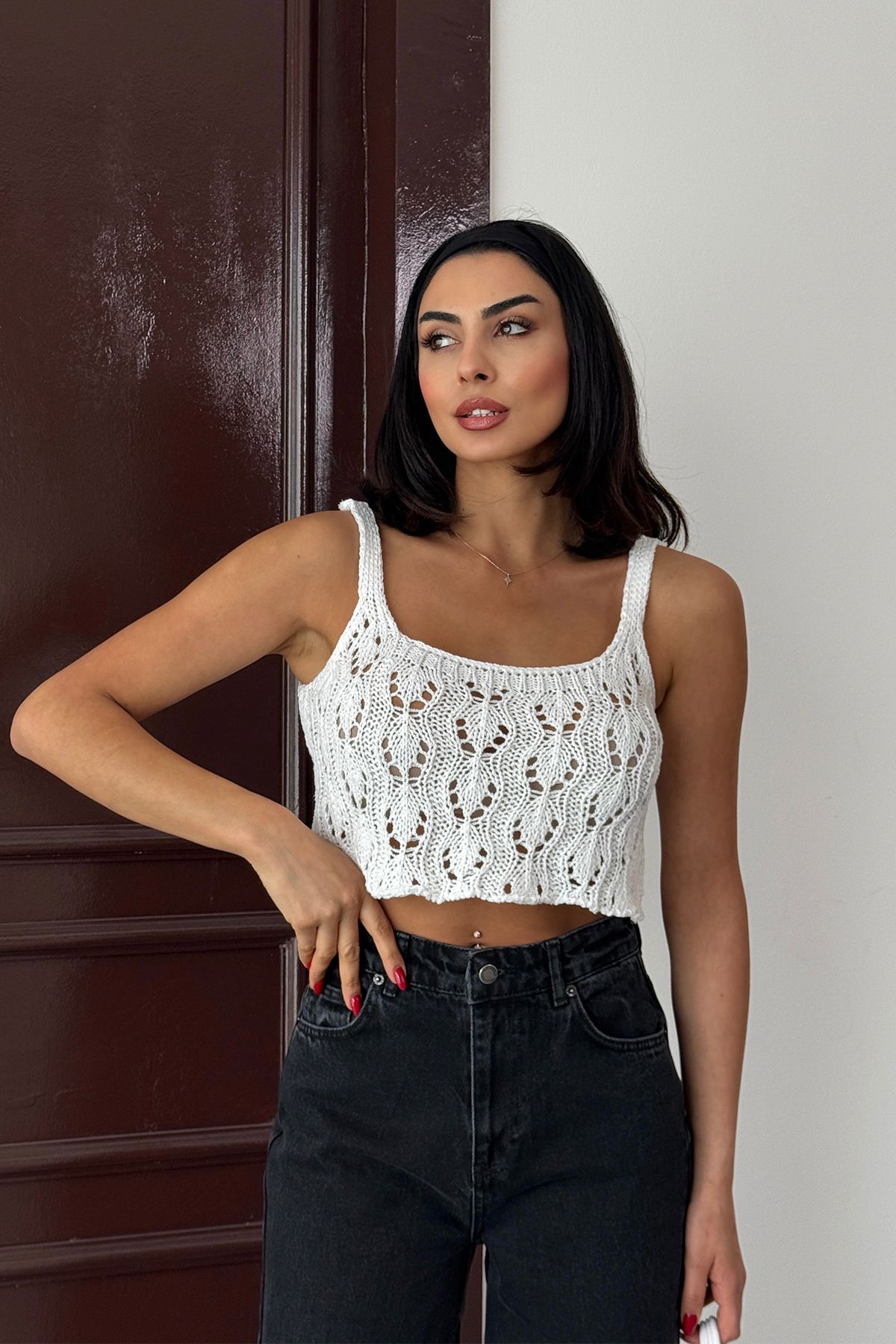 Ortaya Çık Beyaz Örme Askılı Crop Bluz