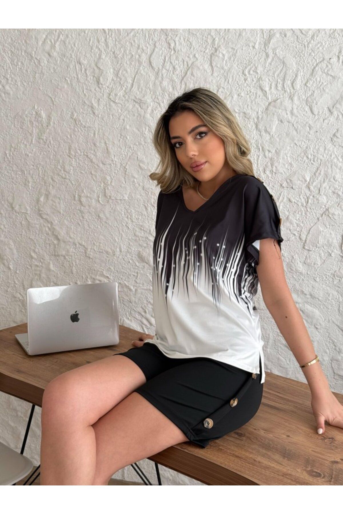 ARUZ MODA Kadın V Yaka Kısa Kol Kenarları Minik Yırtmaç Detaylı Dalgıç Bluz + Düğme Detaylı Dalgıç şort