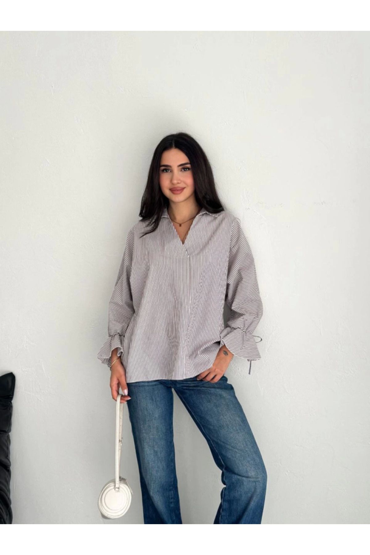 ARUZ MODA Arkası Asimetrik Yırtmaç Kesim Detaylı Cizgili Bluz Gömlek - Gri