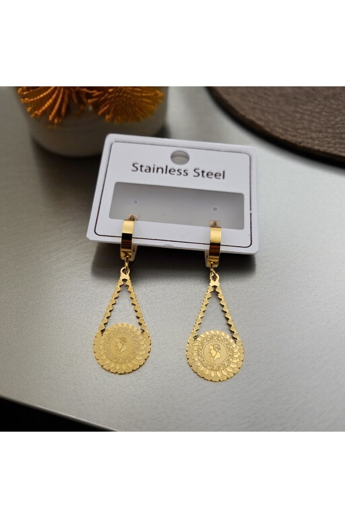 Meyra Accessories Kadın çelik küpe kararmaz paslanmaz altın desenli gold küpe lüx a kalite