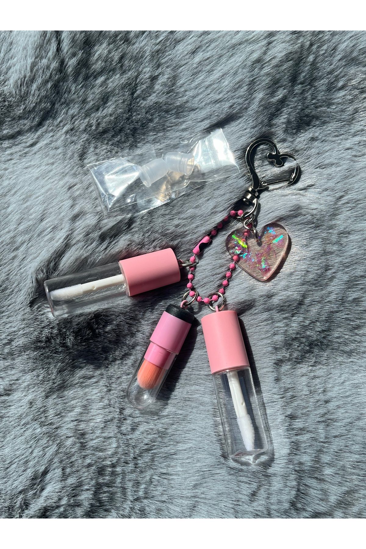 ZephiaStore Pembe Makyaj Malzemeleri İçin Mini Anahtarlık Kit (fırça, kapatıcı ve gloss)