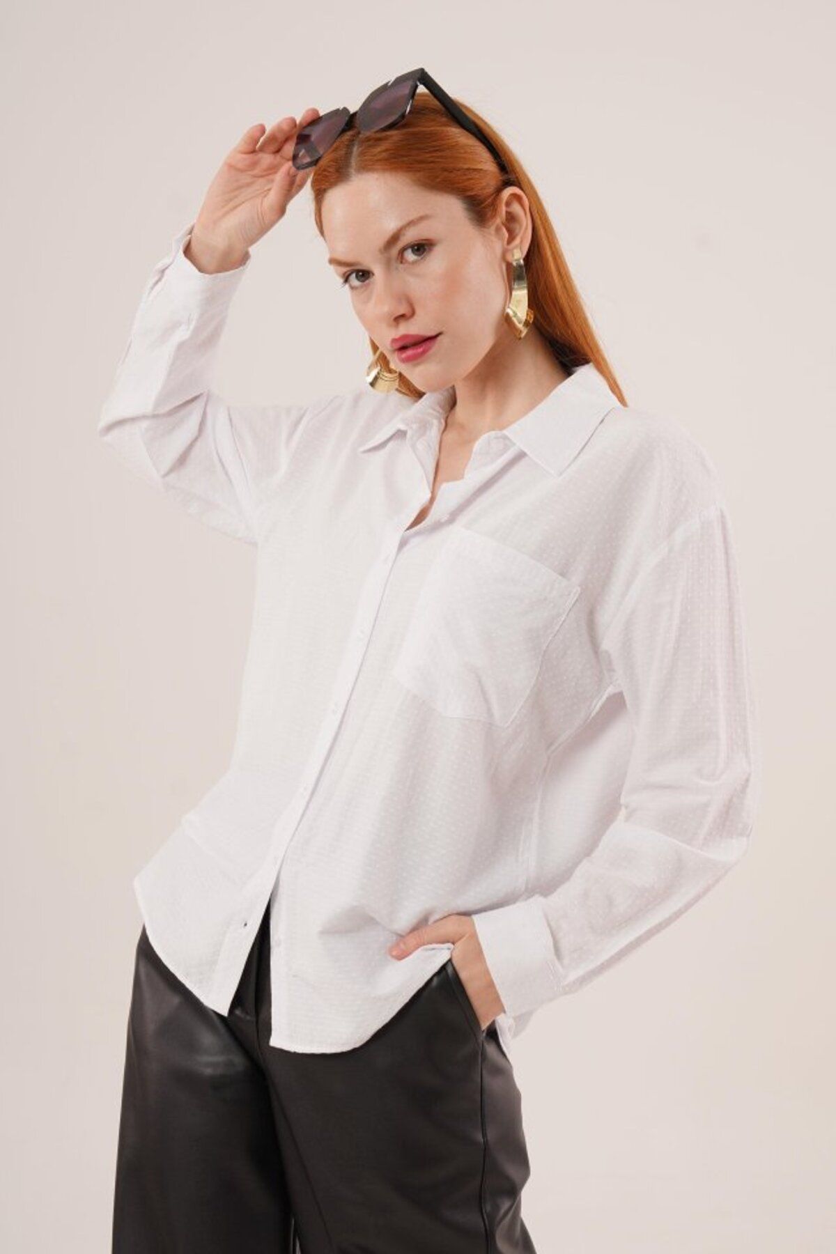 ARUZ MODA Desenli Tek Cepli Klasik Kesim Düğmeli Beyaz Gömlek