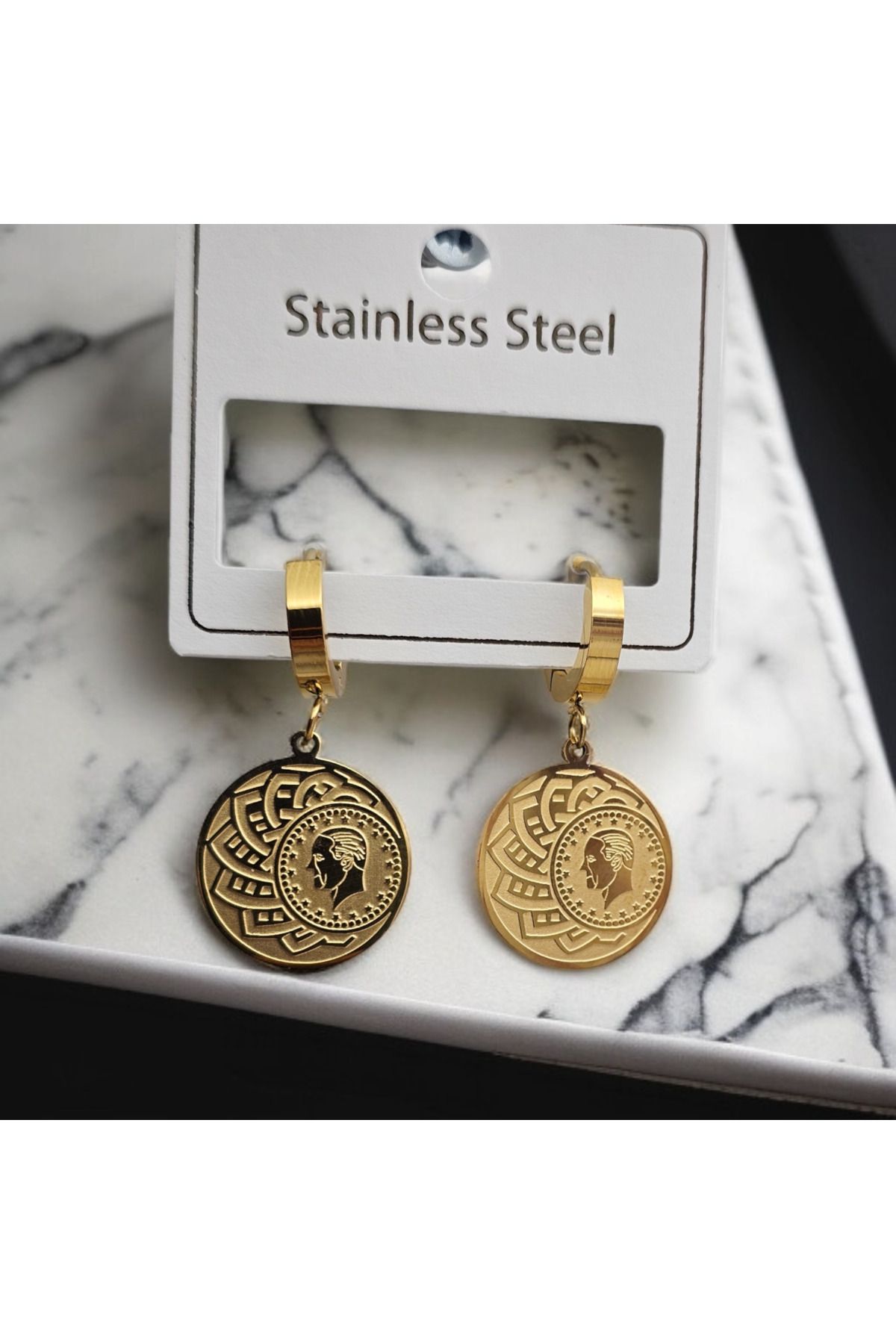 Meyra Accessories Kadın çelik küpe kararmaz paslanmaz altın desenli işlemeli gold küpe lüx a kalite