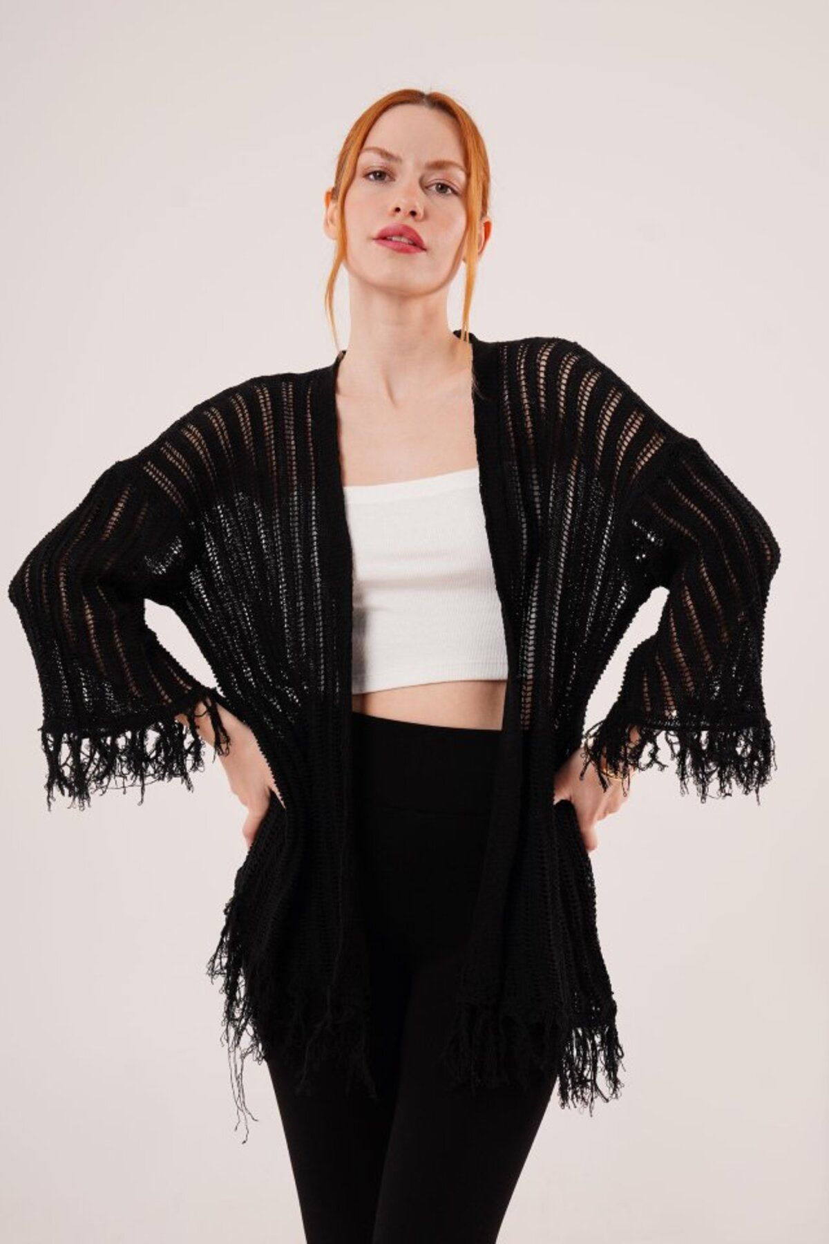 ARUZ MODA Püskül Detaylı Delikli Model Siyah Hırka