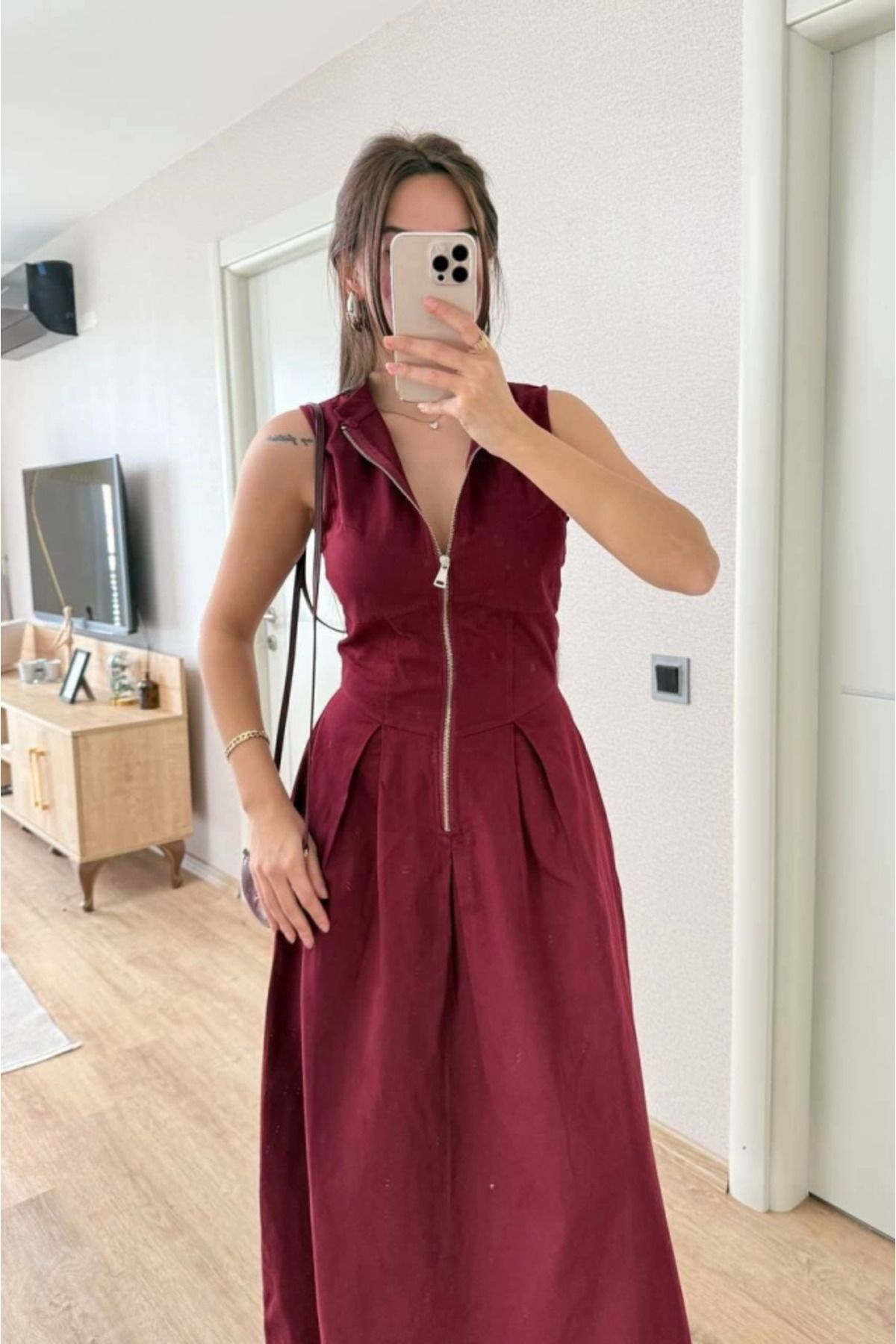 ARUZ MODA Dik Yuvarlak Yaka Önden Fermuarlı Sifir Kol Beli Oturtmalı Kolsuz Cepli Çan Etekli Uzun Elbise - Bor