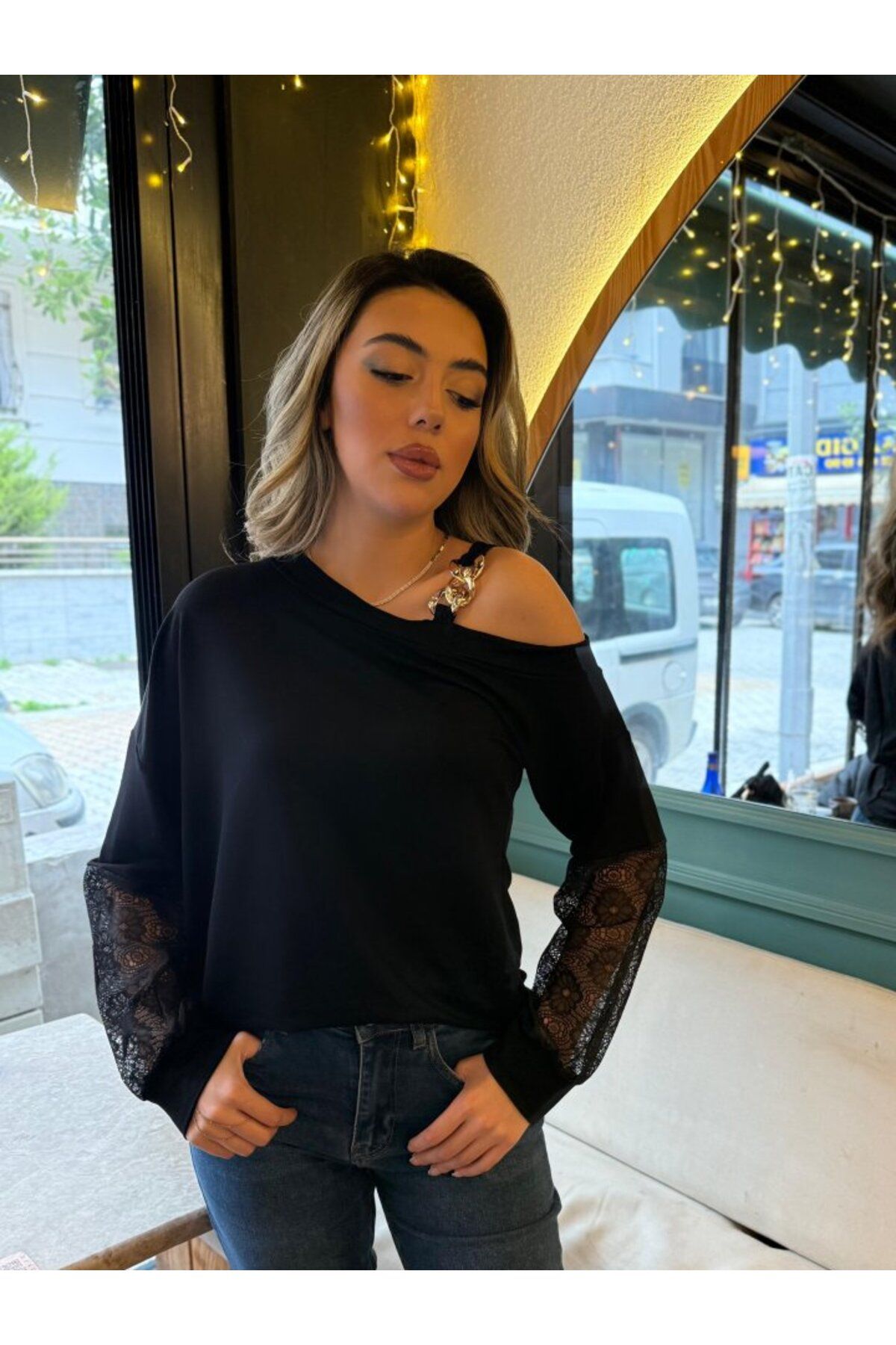 ARUZ MODA Kadın Uzun Kollu Tek Omuzu Açık Askılı Toka Ve Dantel Detay Viskon Iki Iplik Bluz