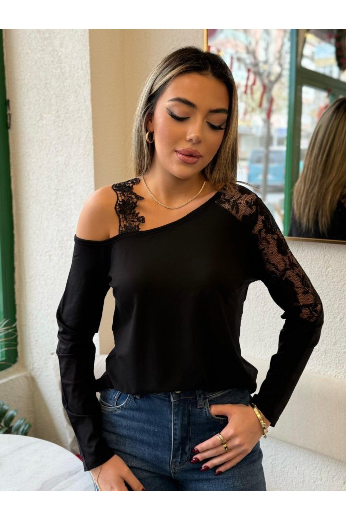 ARUZ MODA Kadın Tek Omuzu Açık Askılı Dantelli Viskon Bluz