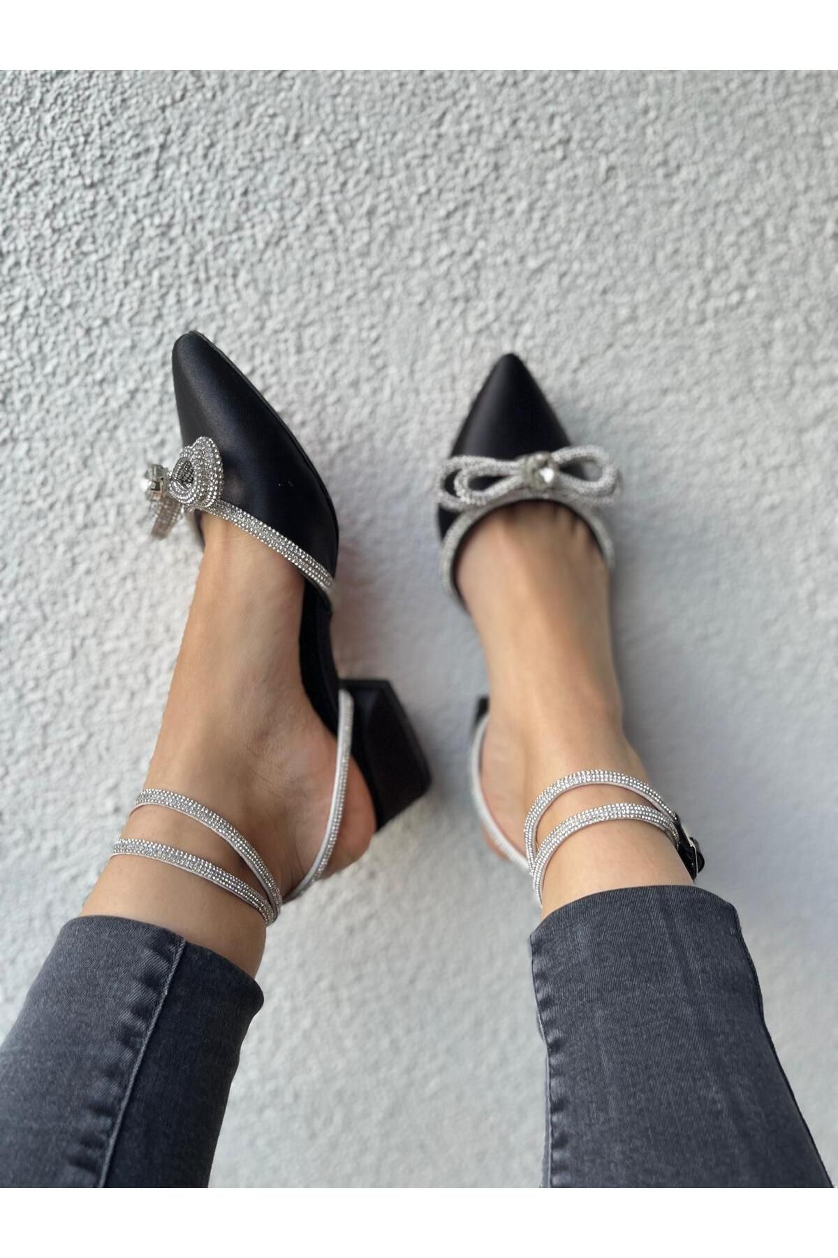 Gamze Shoes SİYAH RENK FİYONK DETAYLI KISA TOPUKLU BİLEKTEN BAĞLAMA AYAKKABI