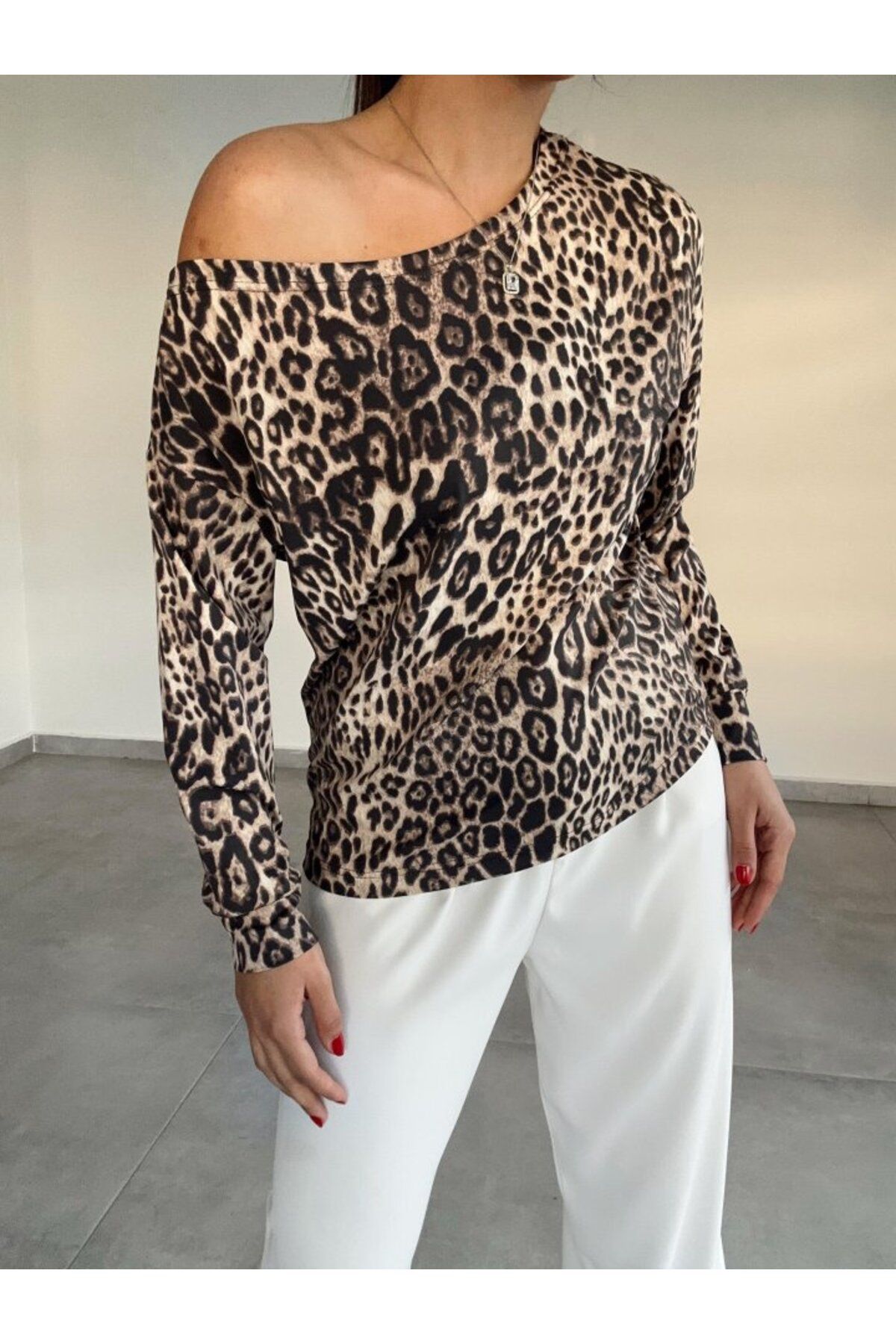ARUZ MODA Kadın Uzun Kollu Kayık Yaka Detay Leopar Desen Bluz