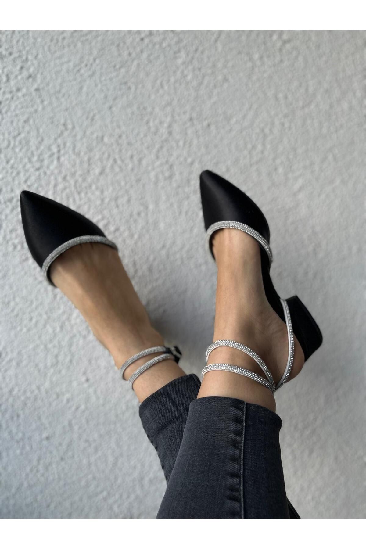 Gamze Shoes SİYAH BİLEKTEN BAĞLAMA TAŞLI KISA TOPUKLU AYAKKABI